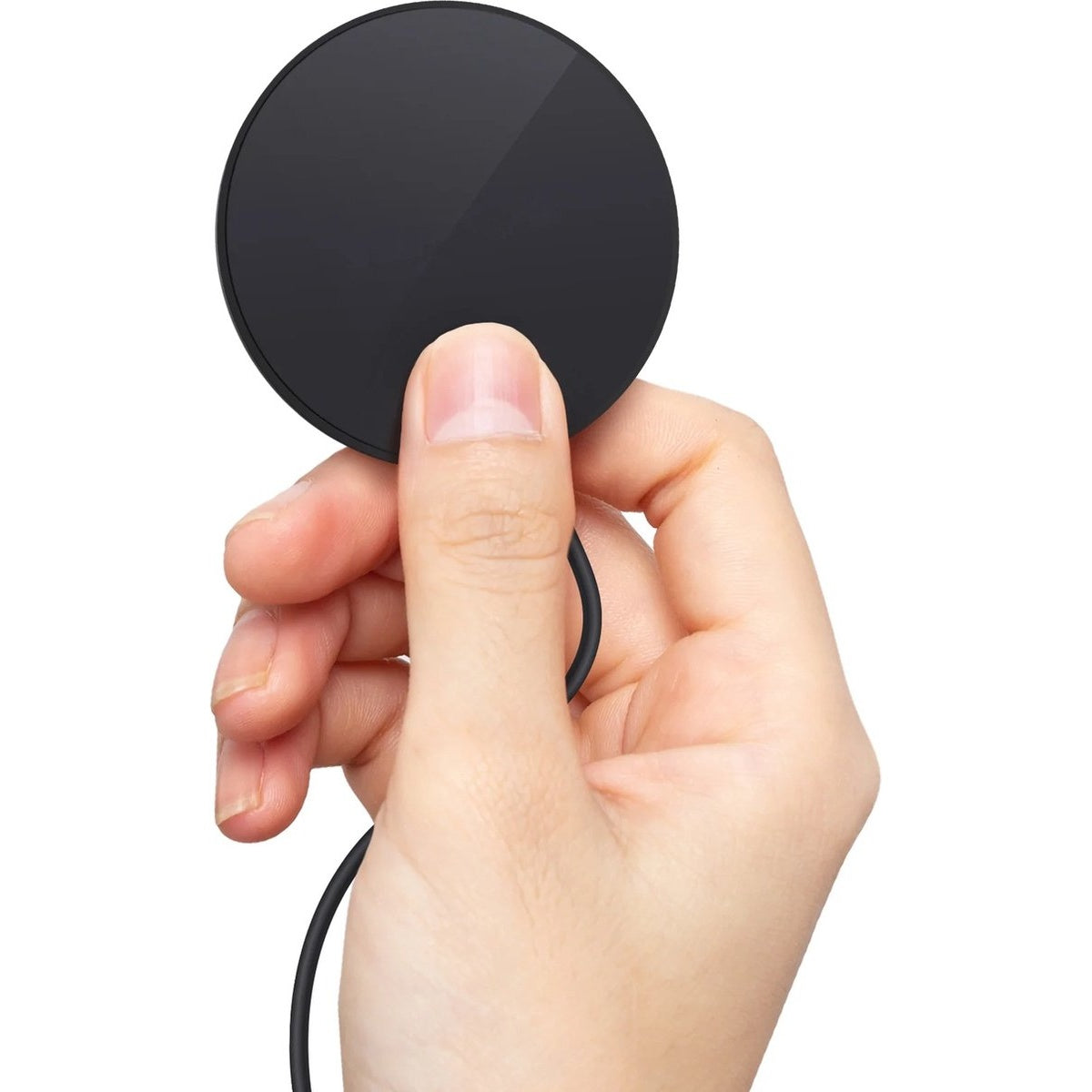 Een hand houdt een zwart, cirkelvormig apparaat met een zwarte kabel vast. De achtergrond is wit.