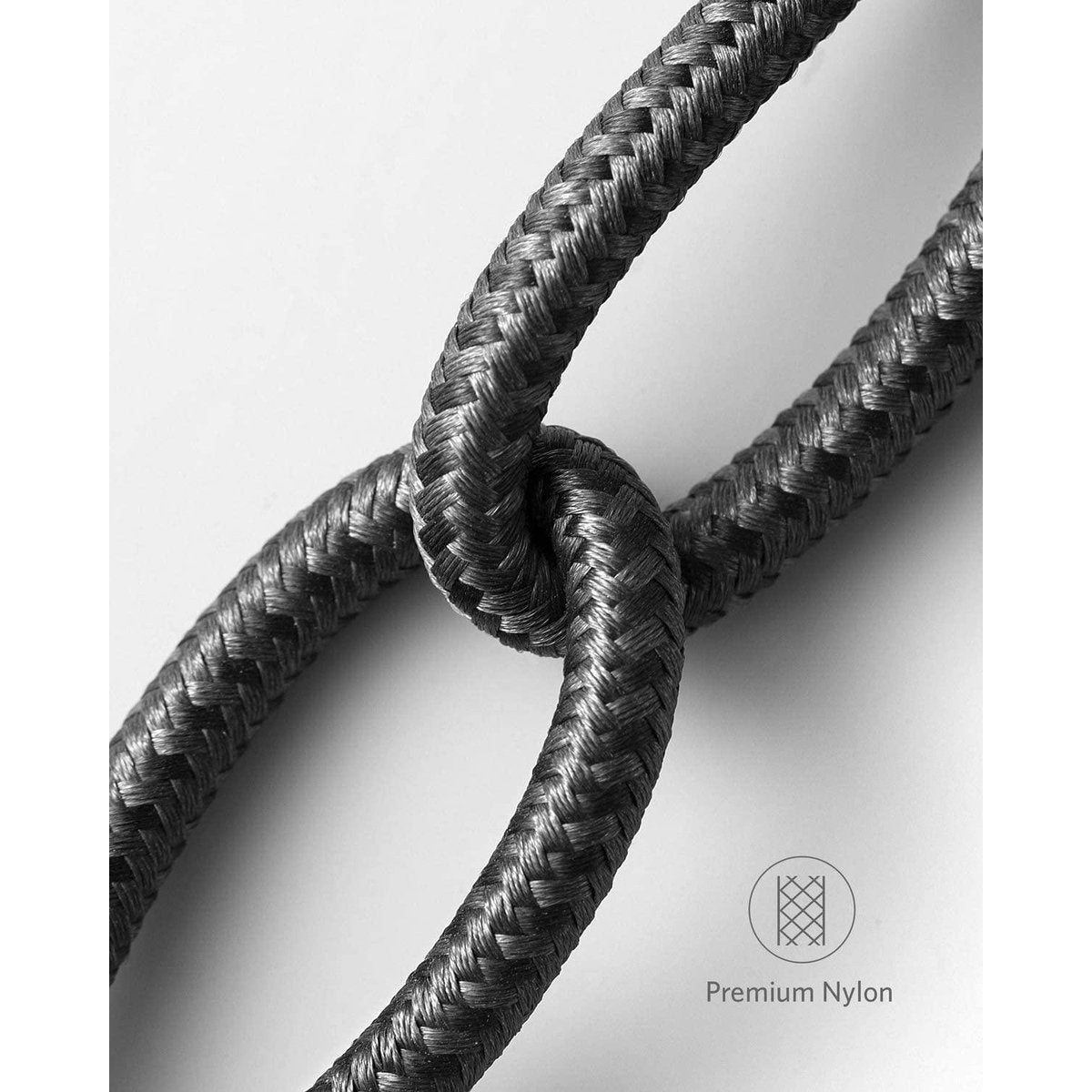 Close-up van twee in elkaar grijpende gevlochten zwarte kabels tegen een witte achtergrond. Een symbool en de tekst 'Premium Nylon' zijn zichtbaar.