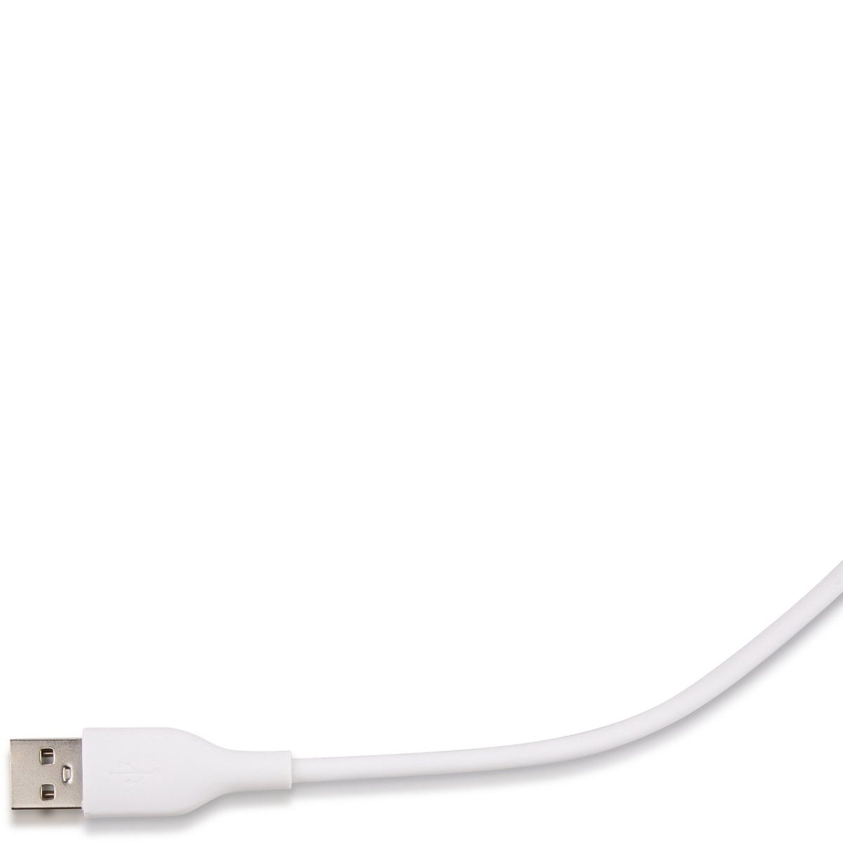 Een witte USB-kabel. De USB-connector bevindt zich linksonder en de kabel buigt omhoog en naar rechts tegen een witte achtergrond.