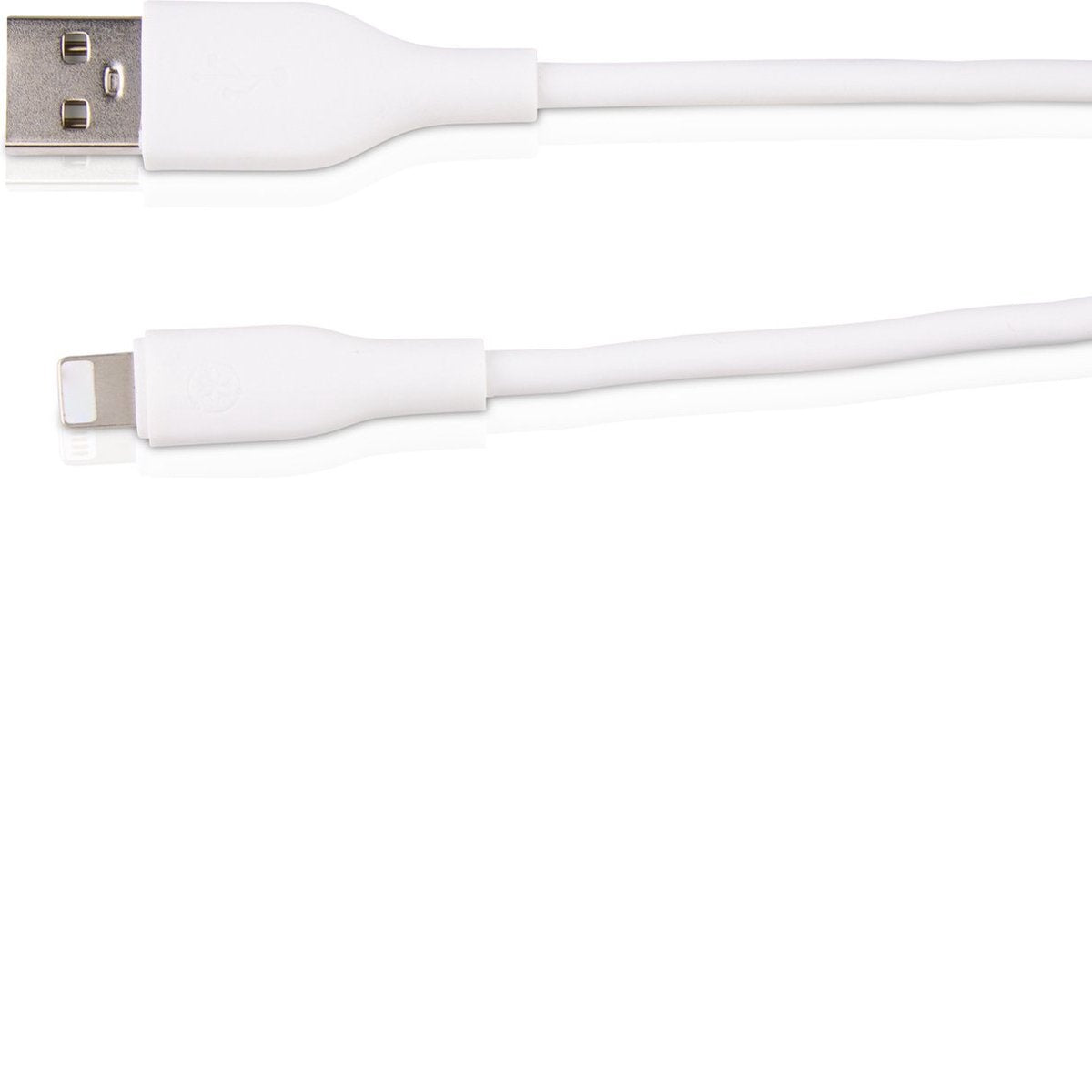Twee witte oplaadkabels. Eén USB, de andere Lightning-connector. Beide staan op een witte achtergrond.