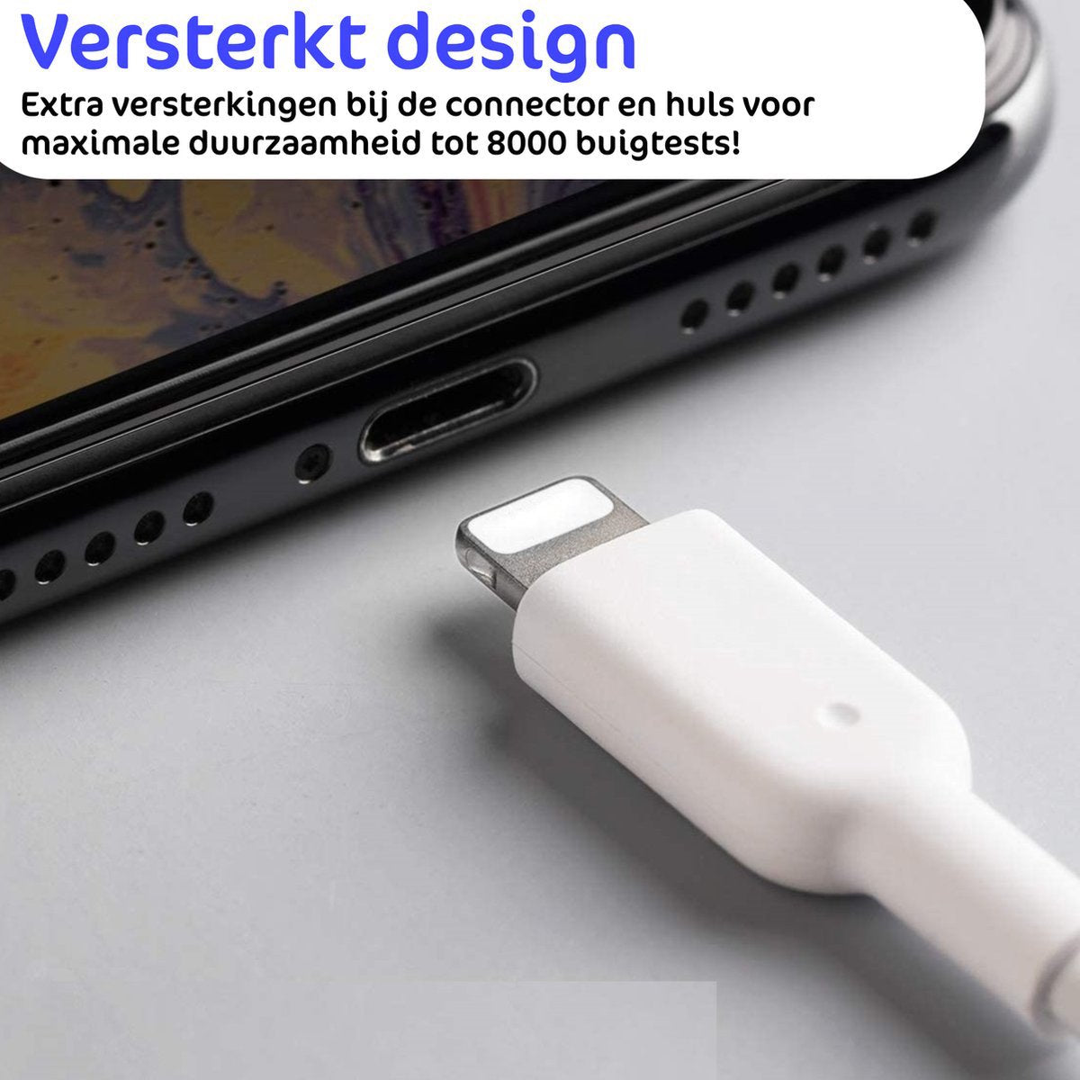 Close-up van een witte oplaadkabel die is aangesloten op een zwarte telefoon. De tekst luidt: versterkt ontwerp voor duurzaamheid.
