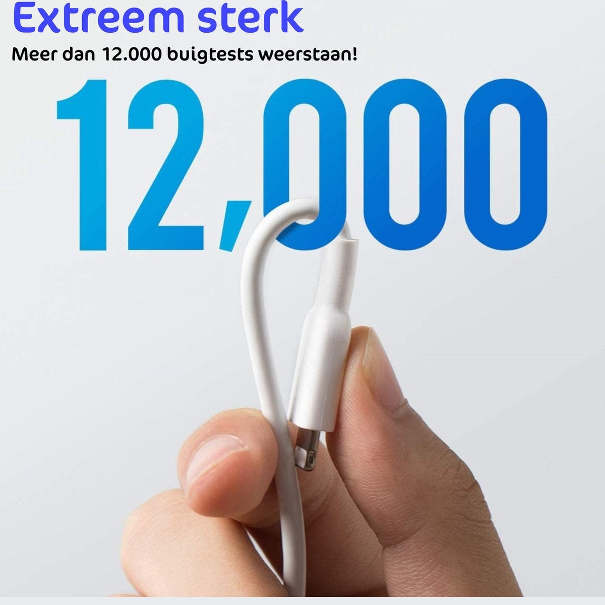 Hand die een witte oplaadkabel vasthoudt met een blauw 12.000 op de achtergrond. Tekst: 'Extreem sterk'.
