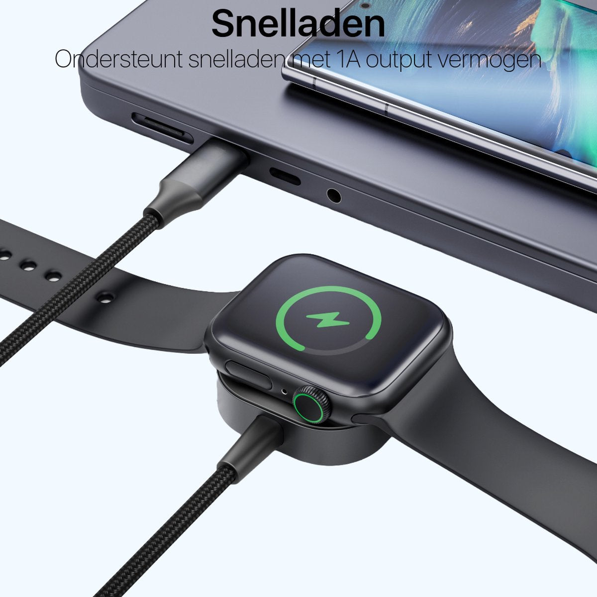Zwart horloge dat oplaadt met groene bliksem op het scherm. Een telefoon en kabel zijn ook aangesloten.