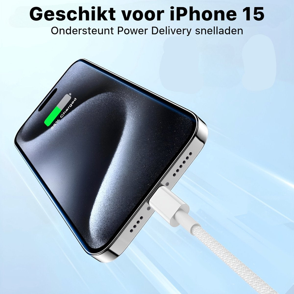 Een iPhone 15 wordt opgeladen. Het scherm toont 56% opgeladen. Een witte kabel is aangesloten. Tekst: 'Geschikt voor iPhone 15'.
