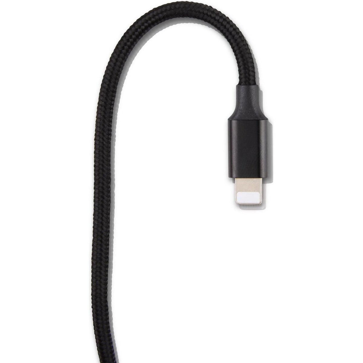 Een zwarte gevlochten oplaadkabel met een Lightning-connector. De kabel buigt af tegen een witte achtergrond. Schaduw rechts.