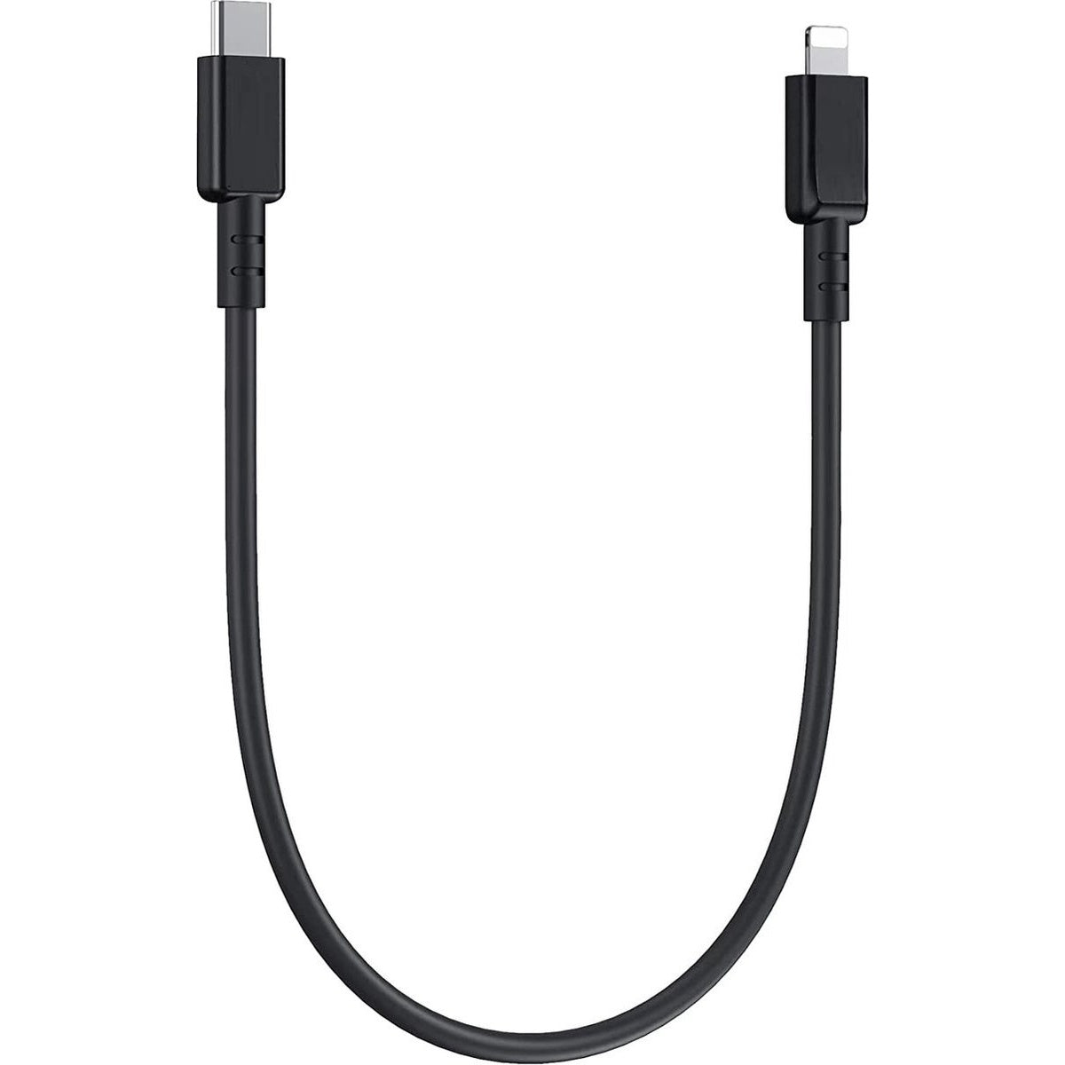 Een zwarte oplaadkabel met een USB-C-connector aan één kant en een Lightning-connector aan de andere kant, tegen een witte achtergrond.