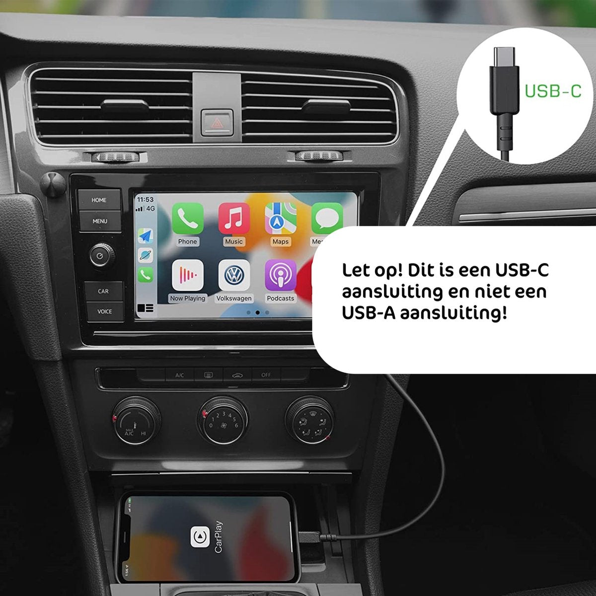 Auto-interieur met telefoon waarop CarPlay wordt weergegeven. Een USB-C-kabel is aangesloten op de telefoon. Autoradio toont CarPlay-interface.