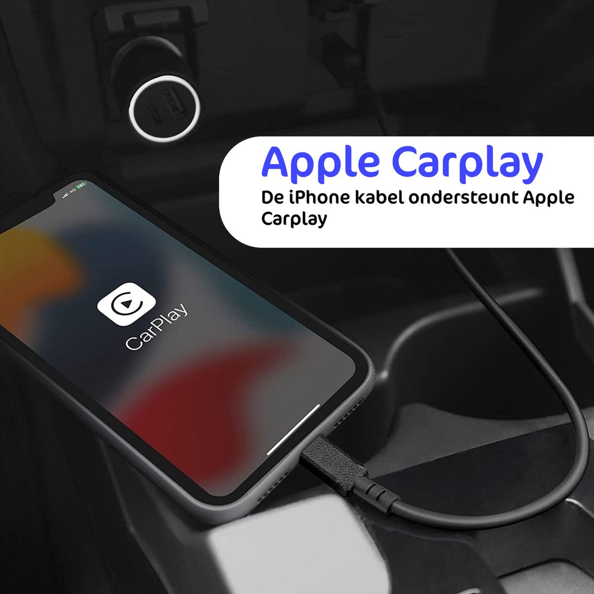 Een smartphone met CarPlay-weergave is verbonden met een zwarte kabel. De scène suggereert een auto-interieur, met een oplader op de achtergrond.