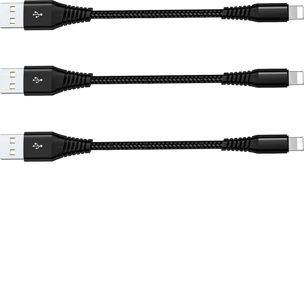 Drie zwarte USB-kabels met verschillende connectoren liggen horizontaal. Elke kabel heeft een USB-A en een ander type connector aan de tegenovergestelde uiteinden.