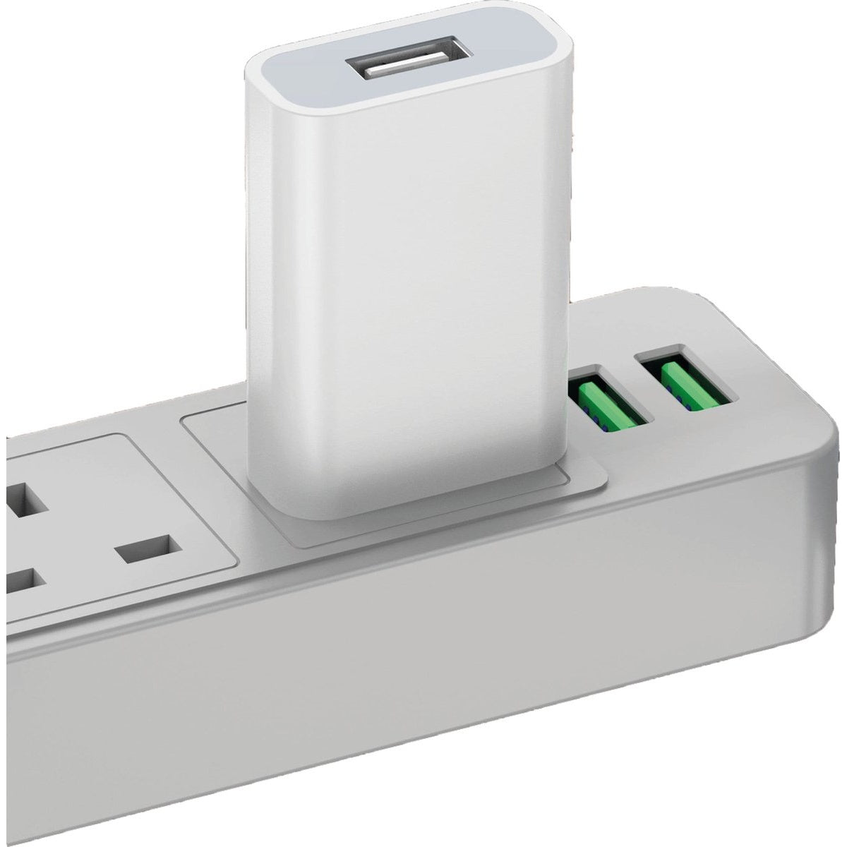 Een witte USB-oplader is aangesloten op een witte stekkerdoos. De stekkerdoos heeft USB-poorten met groene binnenkanten.