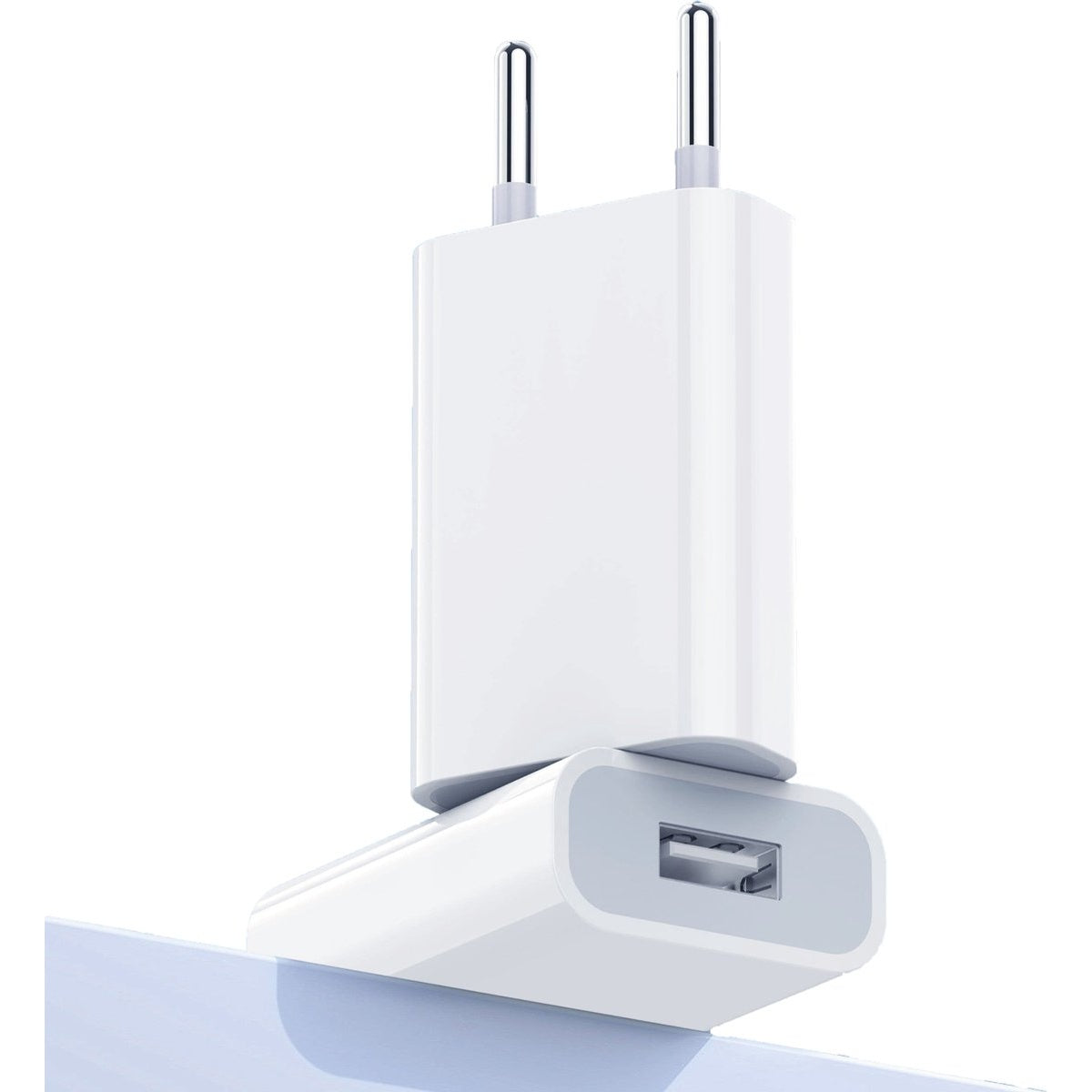 Een witte telefoonoplader met twee pinnen en een USB-poort. Het staat op een lichtblauwe ondergrond tegen een witte achtergrond.