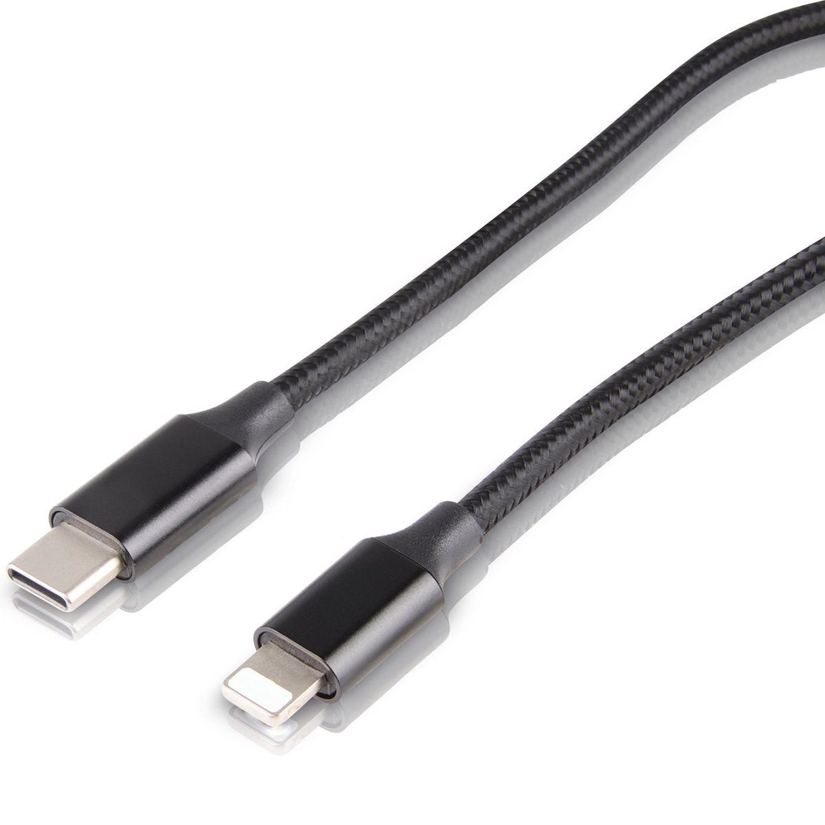 Een zwarte oplaadkabel met een USB-C-connector aan de ene kant en een Lightning-connector aan de andere kant, op een witte ondergrond.