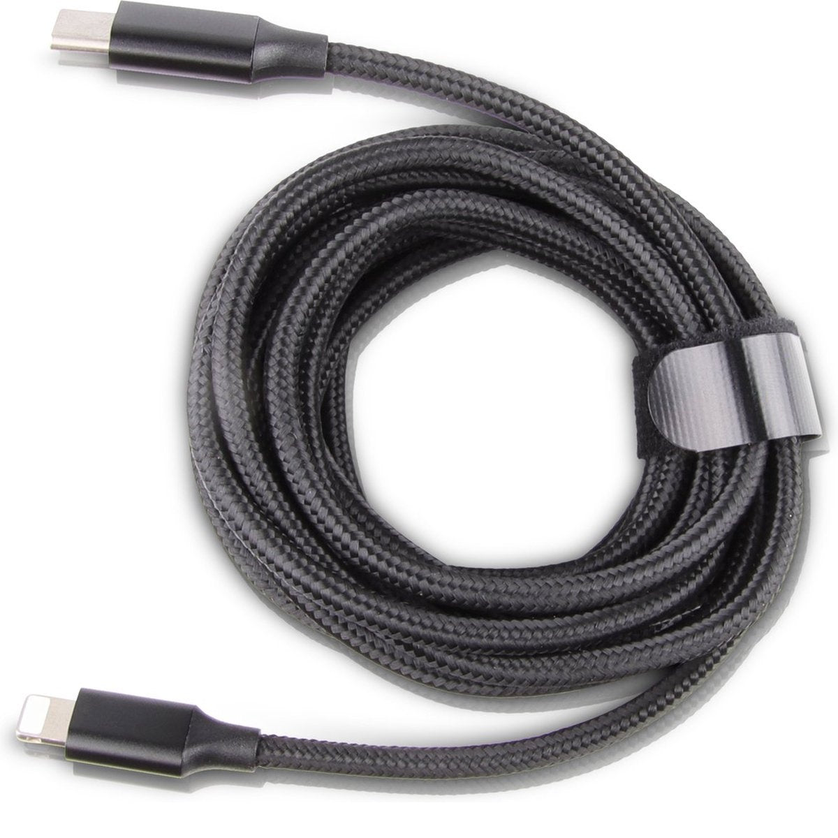 Zwarte gevlochten USB-C naar Lightning-kabel, opgerold met een klittenbandsluiting. Connectoren zijn zwart. Witte achtergrond.