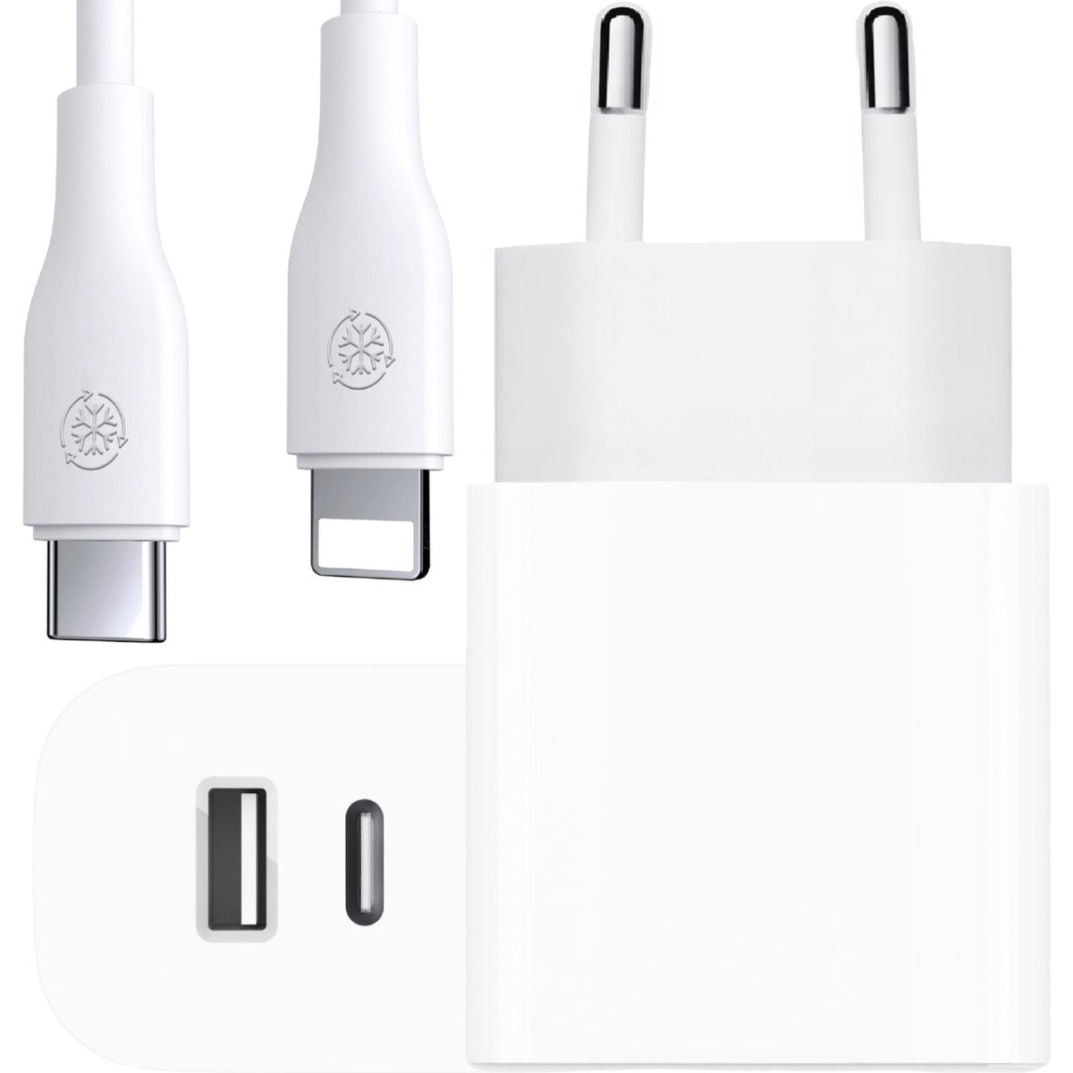 Witte Apple-oplader met kabel. Het heeft een USB-C-poort en een stekker met twee pinnen. De kabel heeft een USB-C- en een Lightning-connector.
