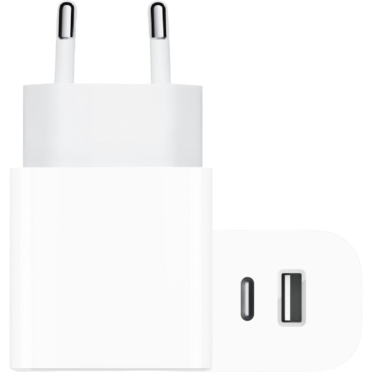 Een witte Apple-oplader met twee pinnen en twee USB-poorten. De oplader staat op een witte achtergrond.