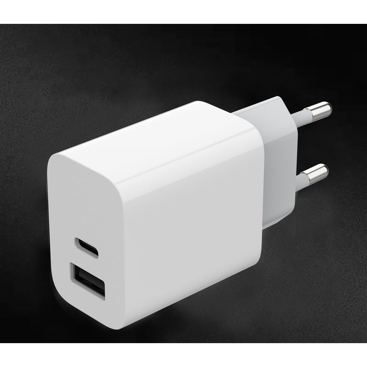 Een witte smartphone-oplader met een USB-poort en stekker. De achtergrond is donker.