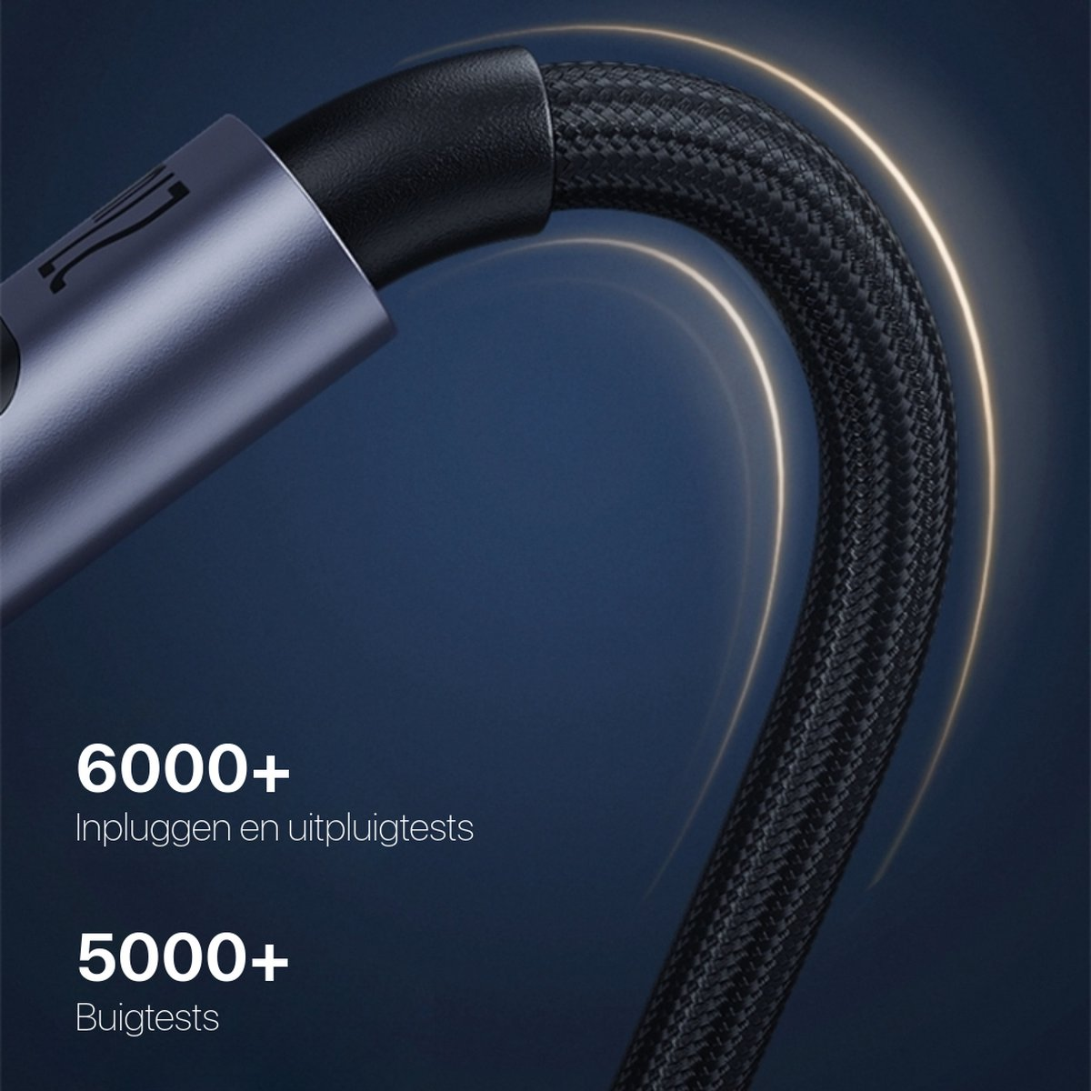 Close-up van een zwart gevlochten kabel met een blauwe connector. Donkerblauwe gradiënt achtergrond. Cijfers geven duurzaamheidstests aan.