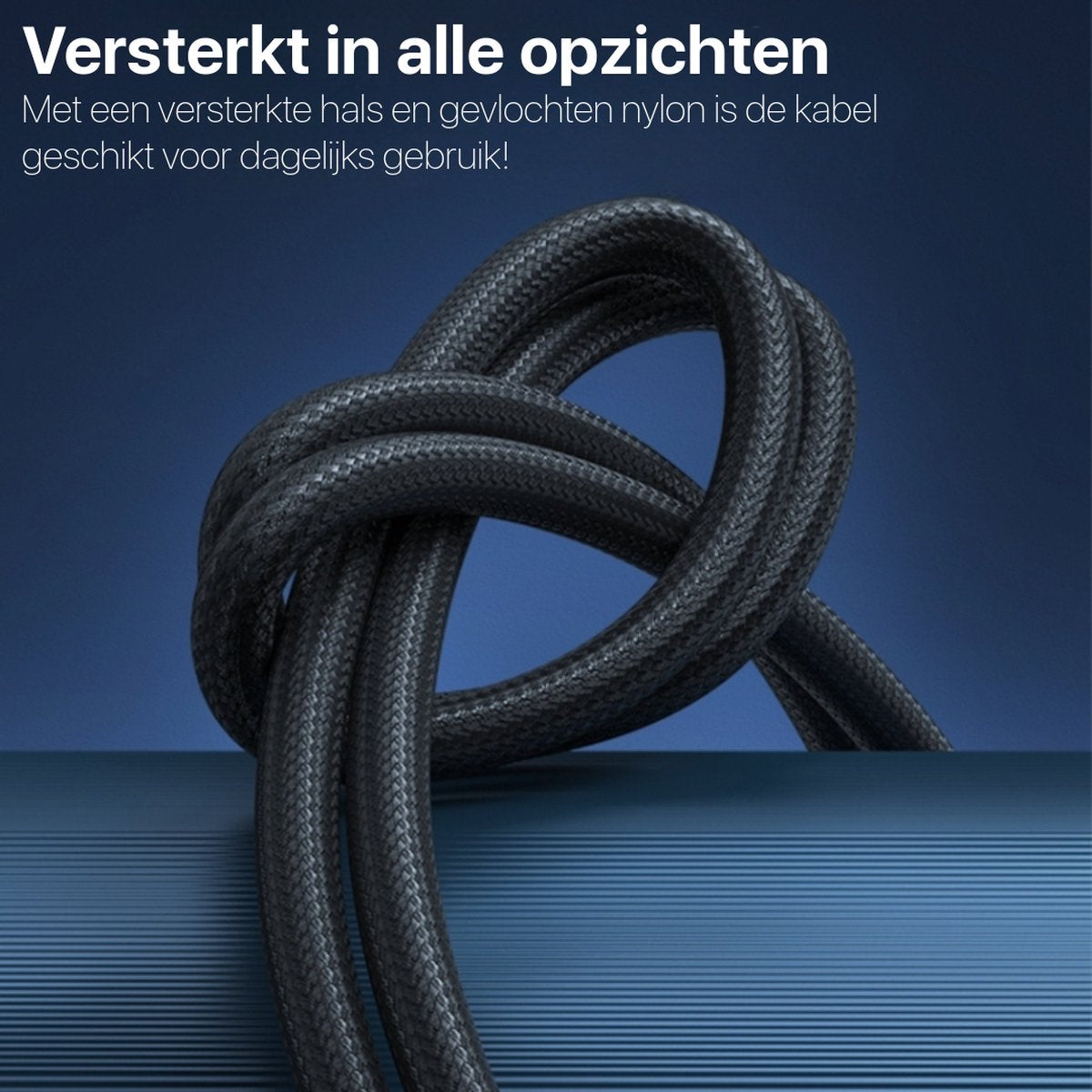 Zwarte gevlochten kabel in een knoop op blauwe achtergrond. Tekst: 'Versterkt in alle opzichten. Geschikt voor dagelijks gebruik.'