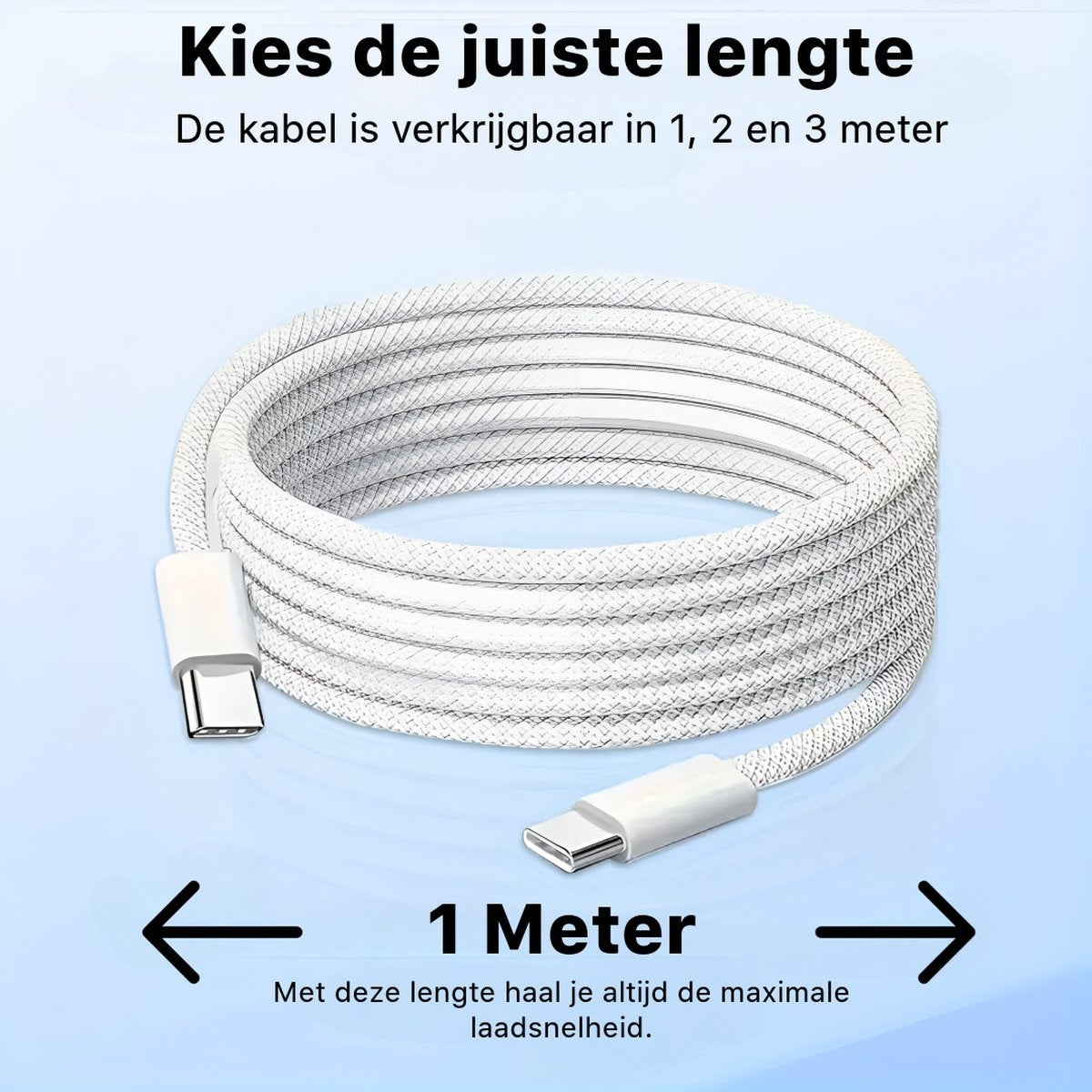 Een opgerolde witte USB-C-kabel met witte connectoren op een lichtblauwe achtergrond.
