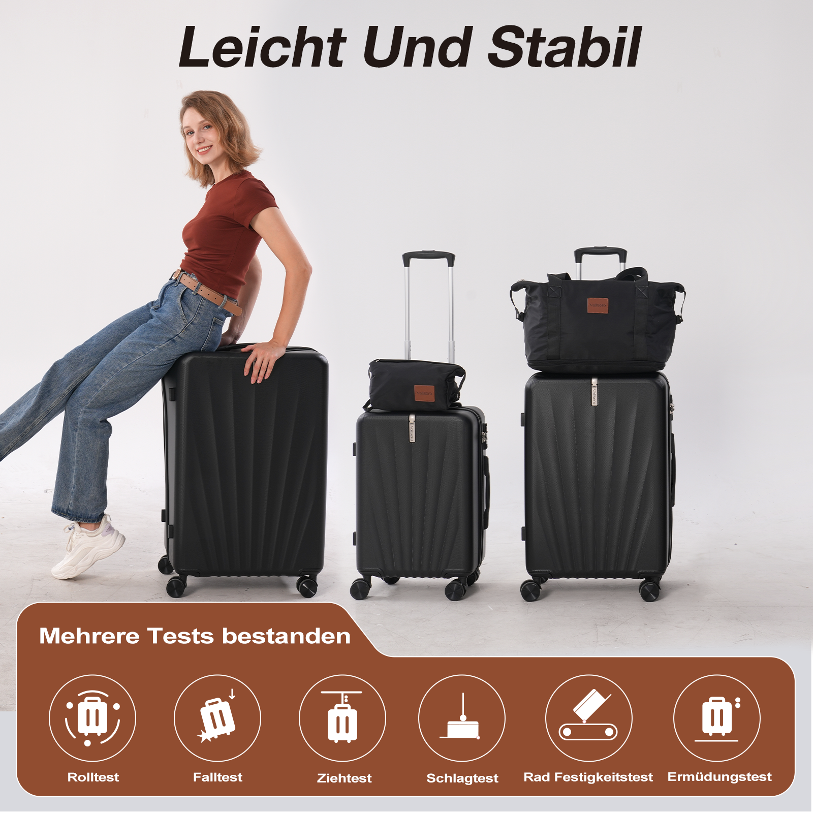 Eine Frau sitzt auf einem schwarzen Koffer. Zwei weitere Koffer und eine Tasche sind hinter ihr. Text: Leicht Und Stabil und Tests bestanden.