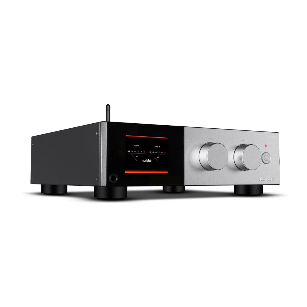 Een zilveren en zwarte audioversterker met een display dat niveaus toont. Het heeft twee knoppen en een antenne.