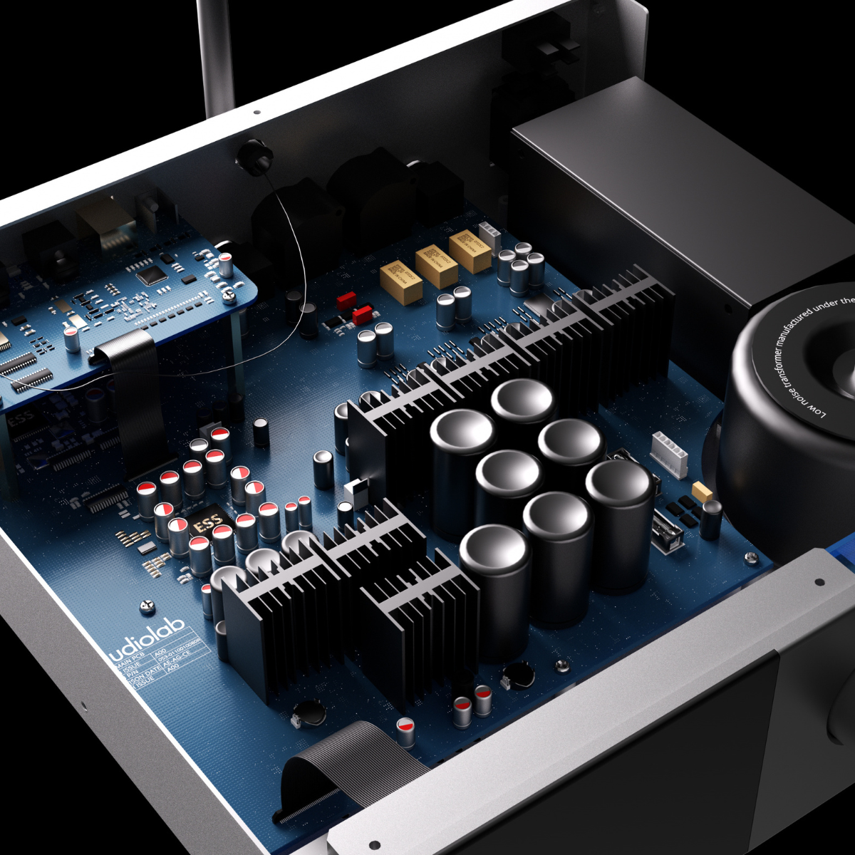 Een open elektronisch apparaat toont een blauw circuitbord met diverse componenten, waaronder condensatoren, chips en koellichamen.