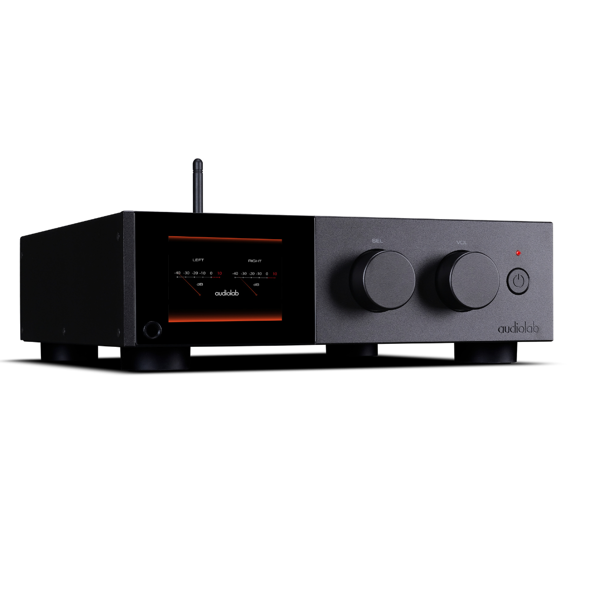 Zwarte audioversterker met een display dat audioniveaus toont. Heeft twee knoppen, een aan/uit-knop en een antenne. Het merk is audiolab.