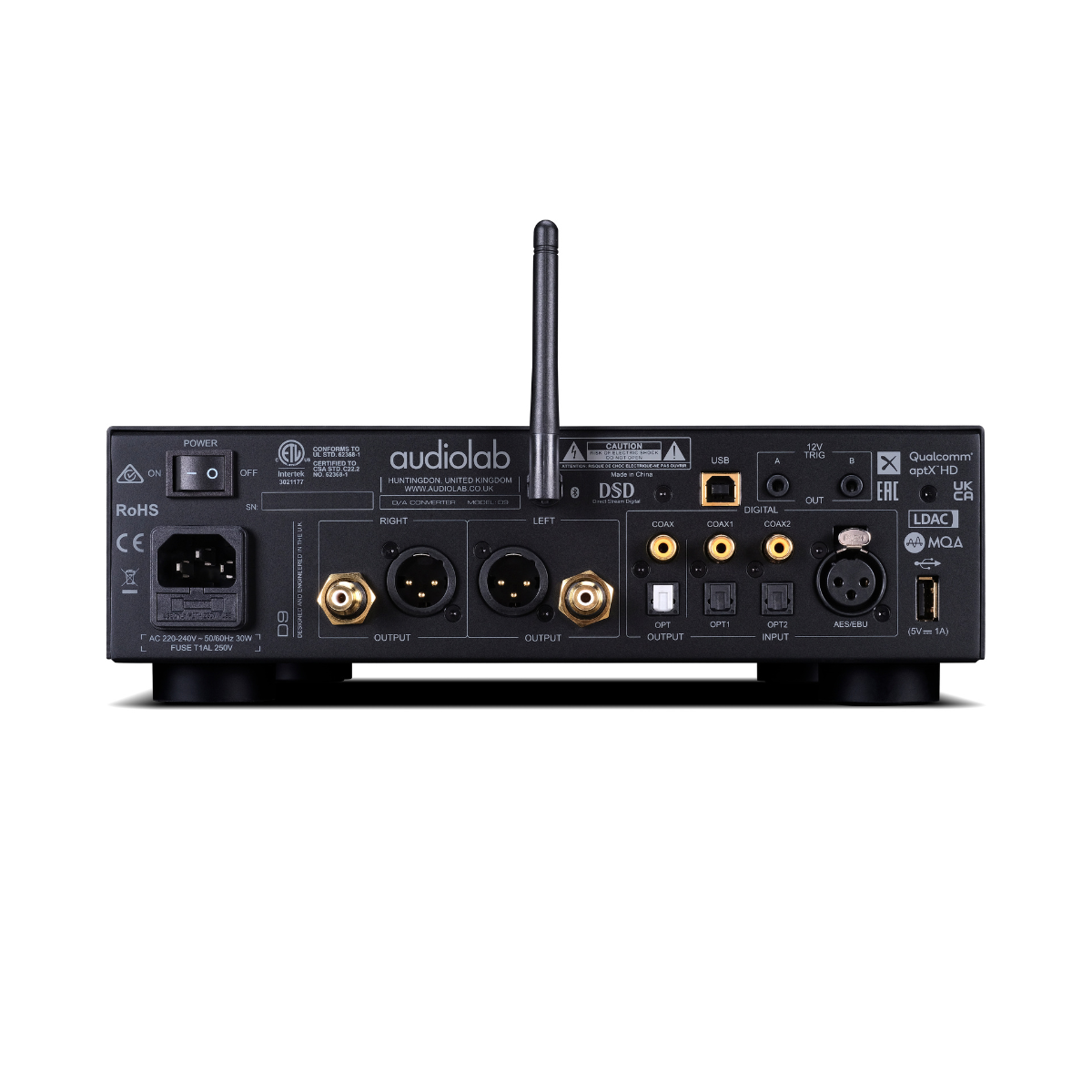 Zwart audioapparaat met diverse in-/uitgangspoorten, antenne en aan/uit-knop. Tekstlabels: DSD, USB en Qualcomm aptX HD.