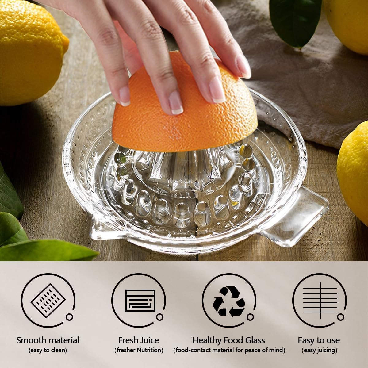 Eine Hand presst eine Orangenhälfte auf eine klare Saftpresse. Gelbe Zitronen und Blätter sind im Hintergrund, zusammen mit Symbolen.