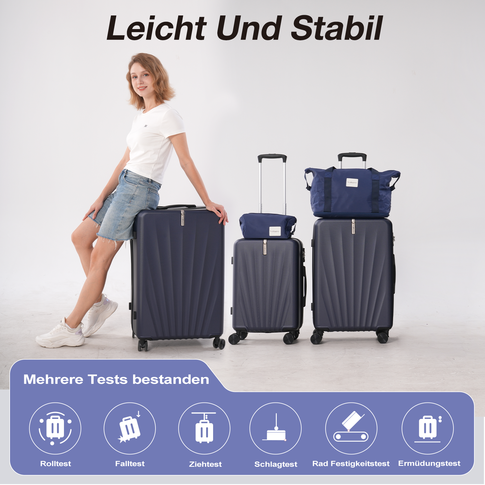 Eine Frau lehnt sich an einen marineblauen Koffer. Im Hintergrund sind drei Koffer und eine marineblaue Tasche zu sehen.