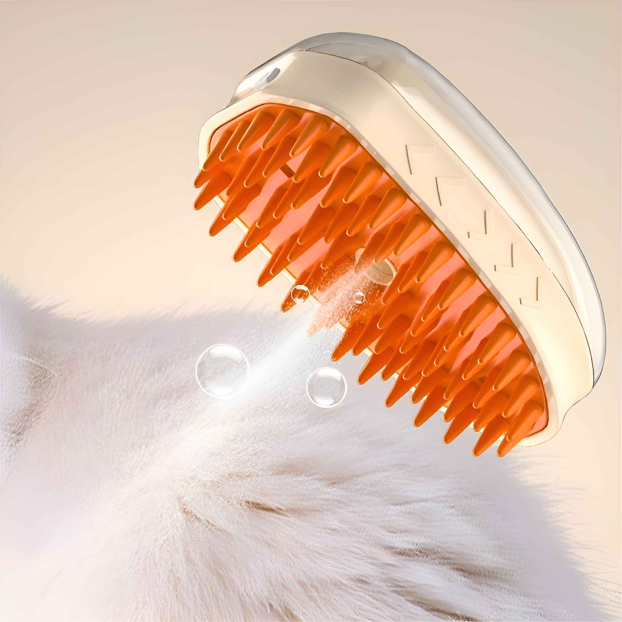 Eine Haustierbürste mit orangefarbenen Borsten wird auf weißem Fell verwendet. Wassertropfen sind sichtbar.