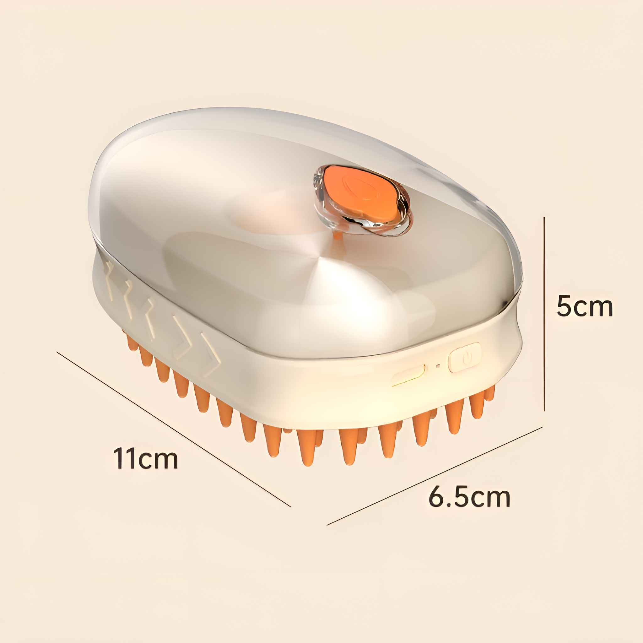 Ein weiß-oranger Kopfmassagegerät auf hellbeigem Hintergrund. Maße sind 11cm x 6,5cm x 5cm.
