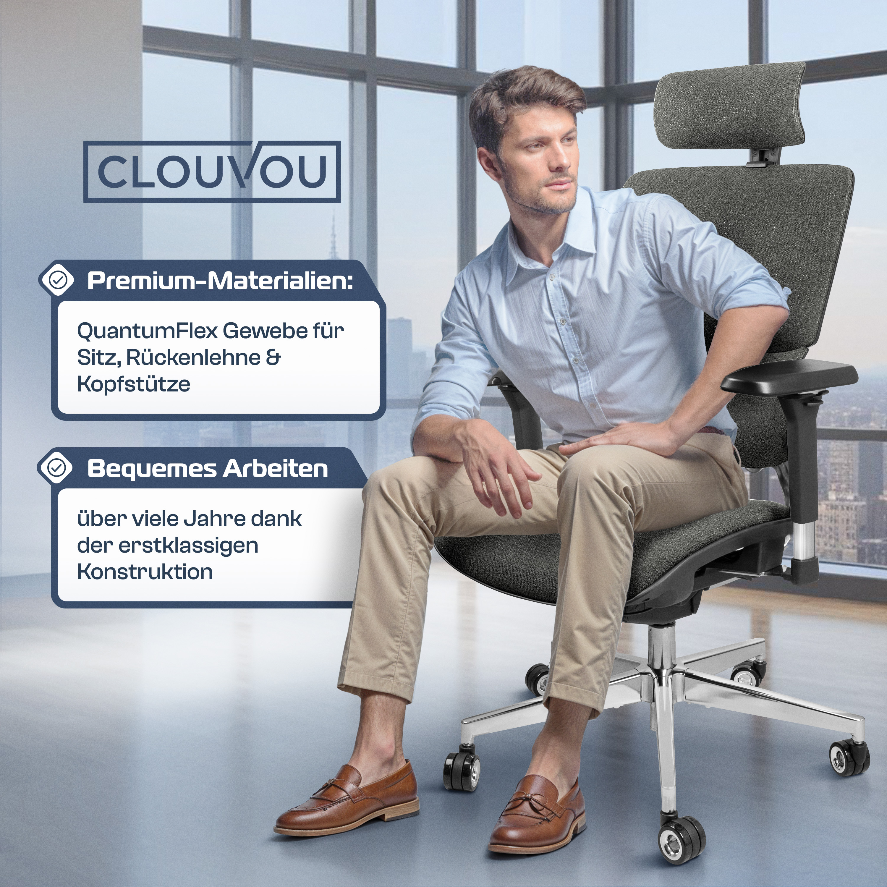 Ein Mann sitzt in einem Bürostuhl. Der Stuhl ist grau und hat Räder. Er trägt ein hellblaues Hemd und beige Hosen.