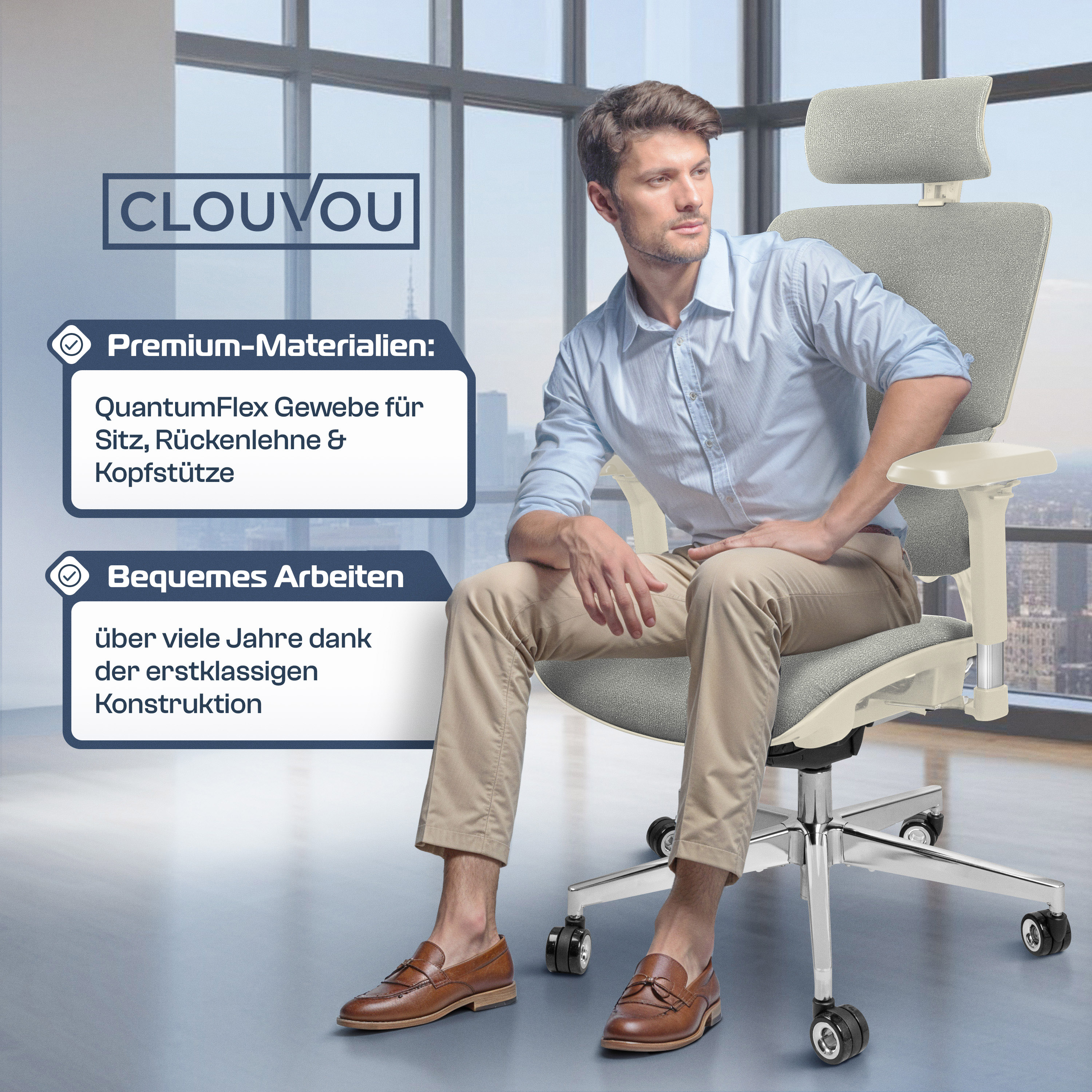 Ein Mann sitzt in einem Bürostuhl. Der Stuhl ist cremefarben und grau. Er trägt ein blaues Hemd und eine beige Hose. Stadtgebäude sind im Hintergrund.