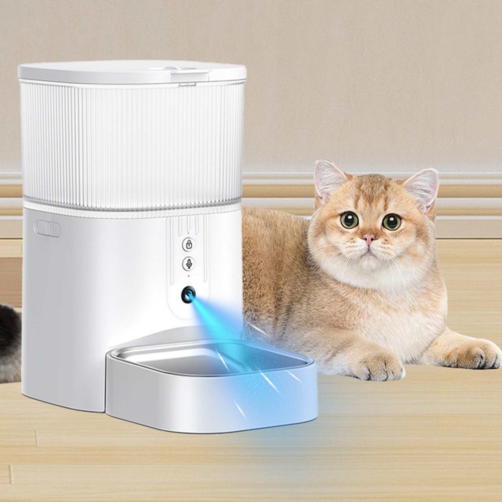 Ein weißer Katzennapfspender mit blauem Licht befindet sich neben einer beigen Katze auf einem Holzboden.