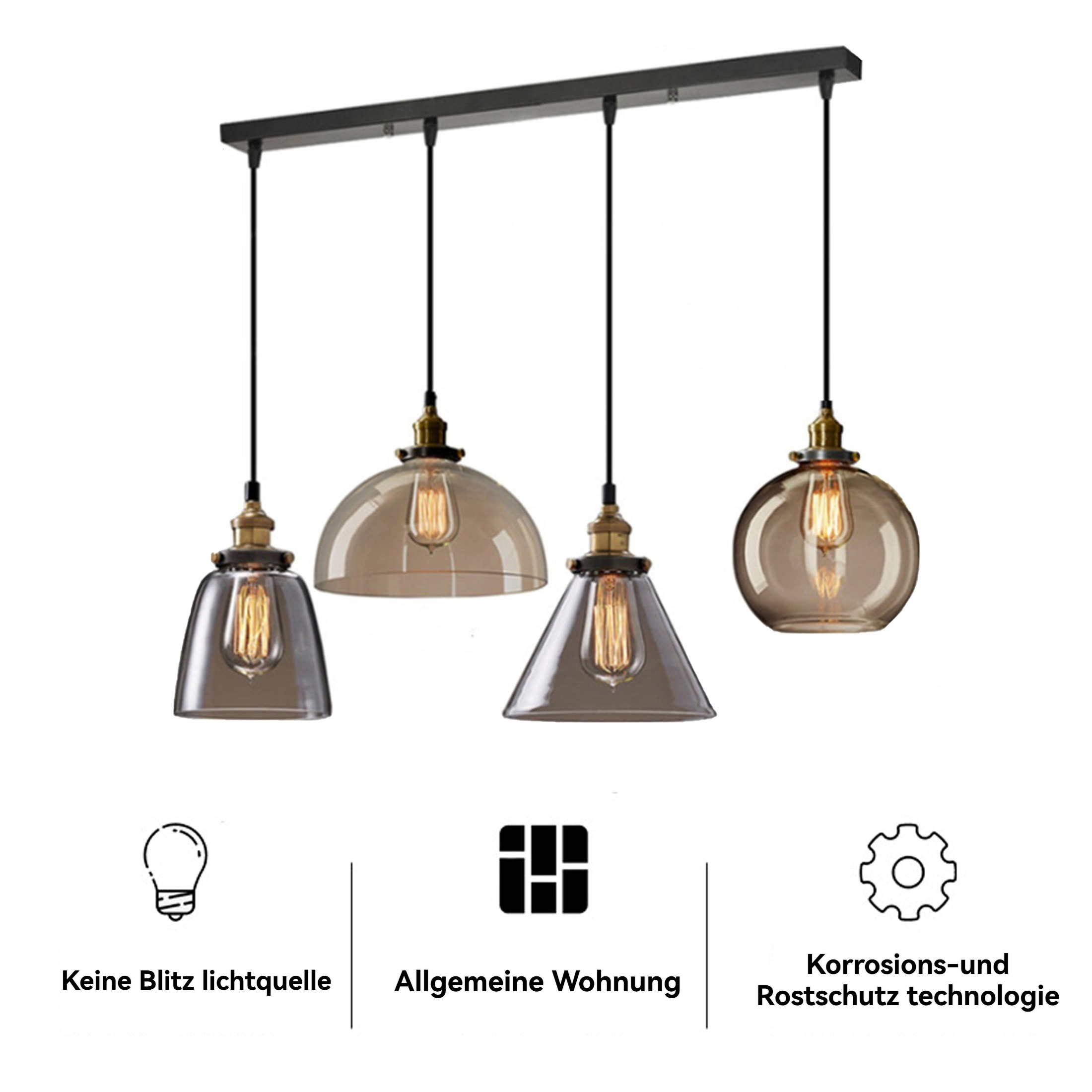 Vier Pendelleuchten mit Glasschirmen und Edison-Glühbirnen, aufgehängt an einem schwarzen Balken.
