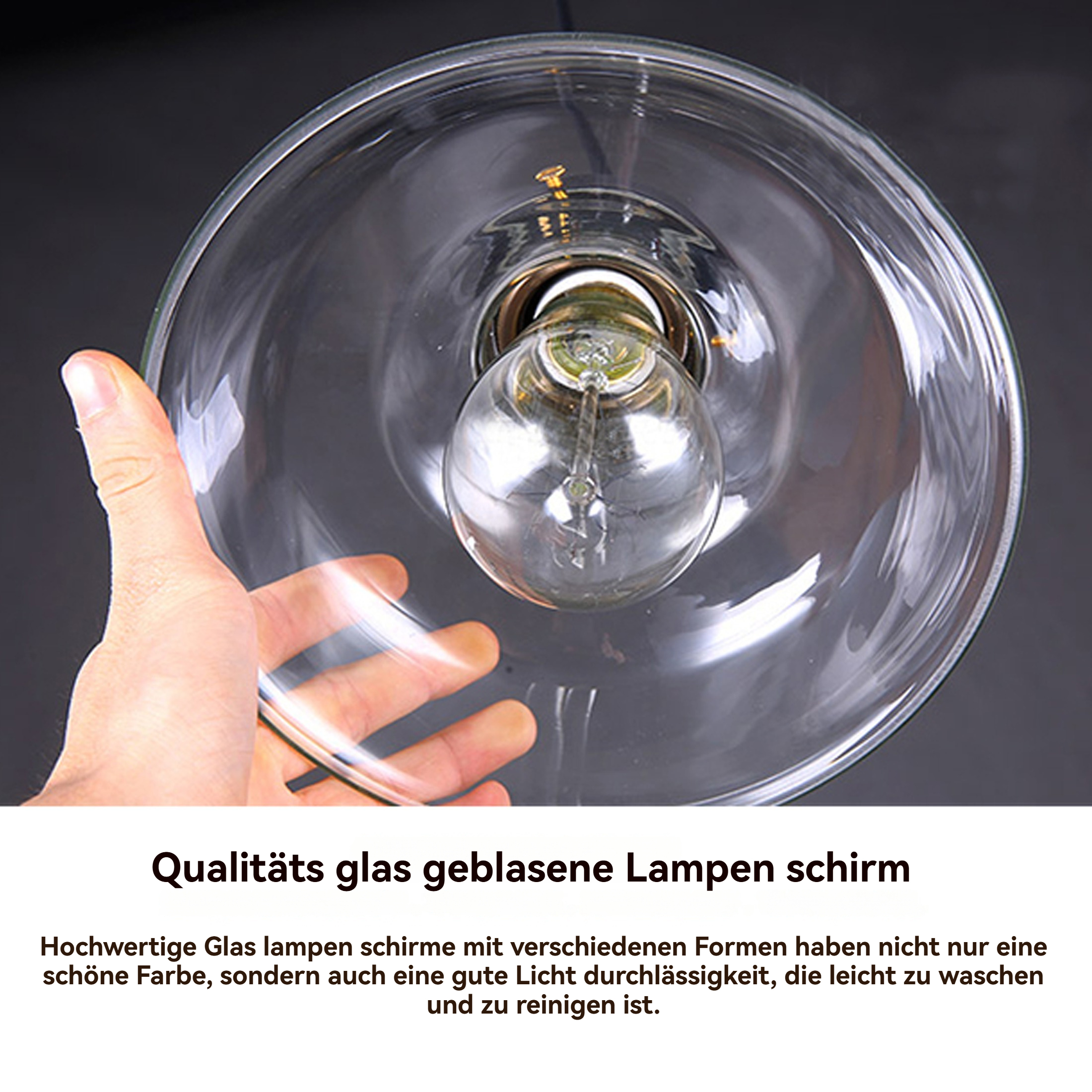 Eine Hand hält einen Lampenschirm aus klarem Glas mit einer Glühbirne im Inneren. Der Hintergrund ist dunkel.