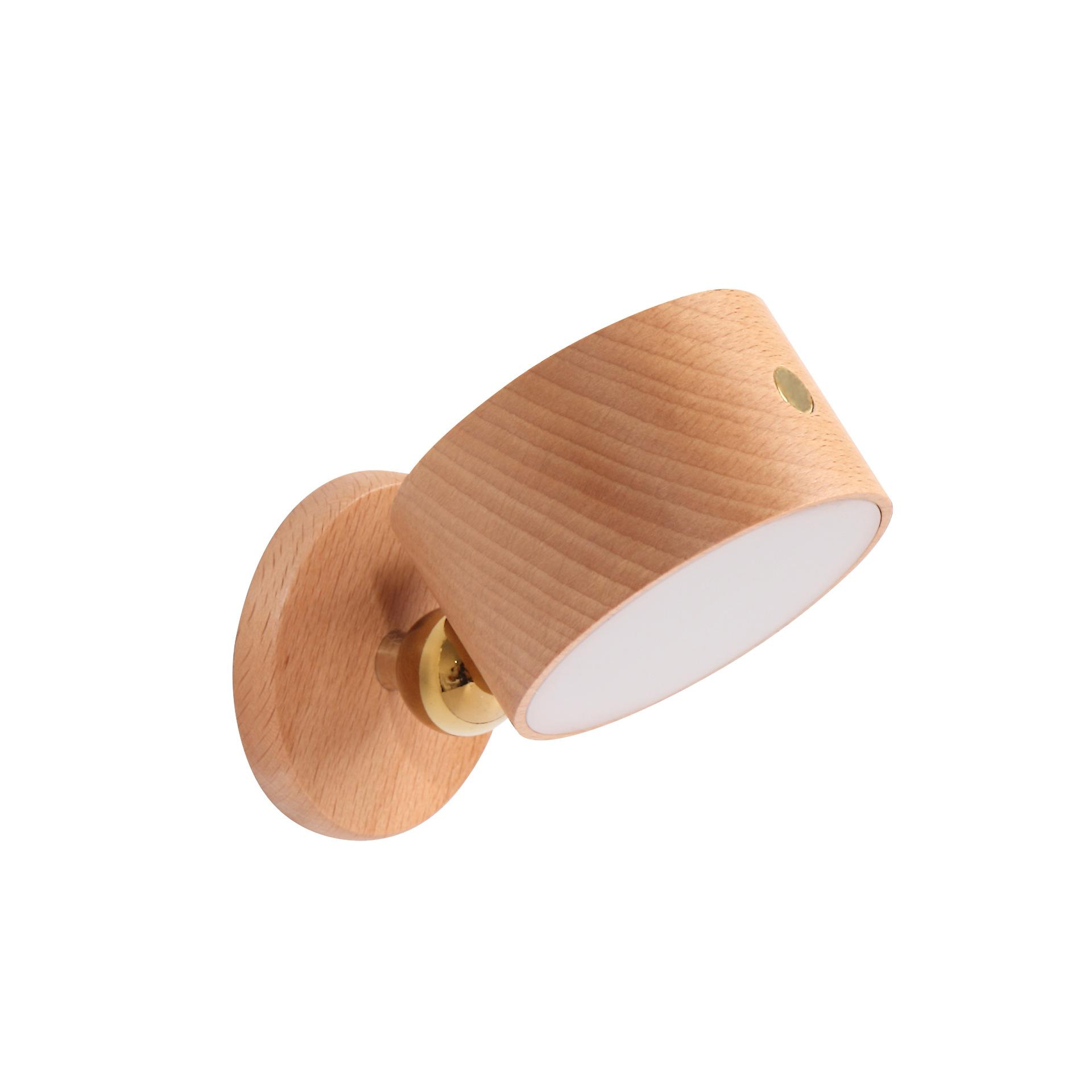 Eine Wandleuchte aus Holz mit rundem Sockel und konischem Schirm, zur Seite geneigt. Der Schirm hat ein weißes Innere.