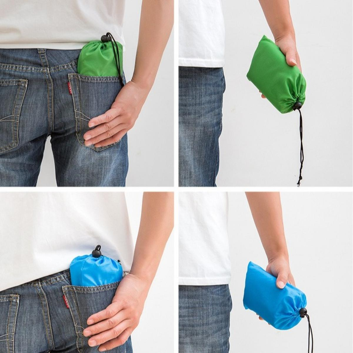 Viergeteiltes Bild, das eine Person in Jeans und einem weißen Hemd zeigt. Grüne und blaue Kordelzugbeutel werden gehalten oder in eine Tasche gesteckt.