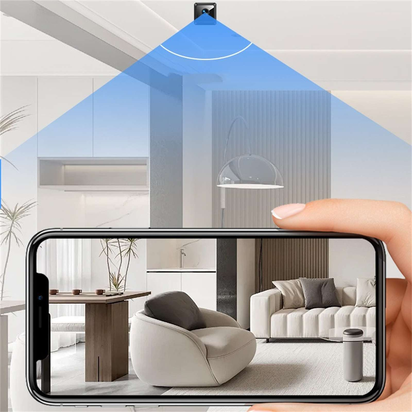 Ein Telefon zeigt ein modernes Wohnzimmer, eine Deckenkamera beobachtet. Eine Hand hält das Telefon. Das Zimmer hat ein Sofa, Stühle und einen Tisch.