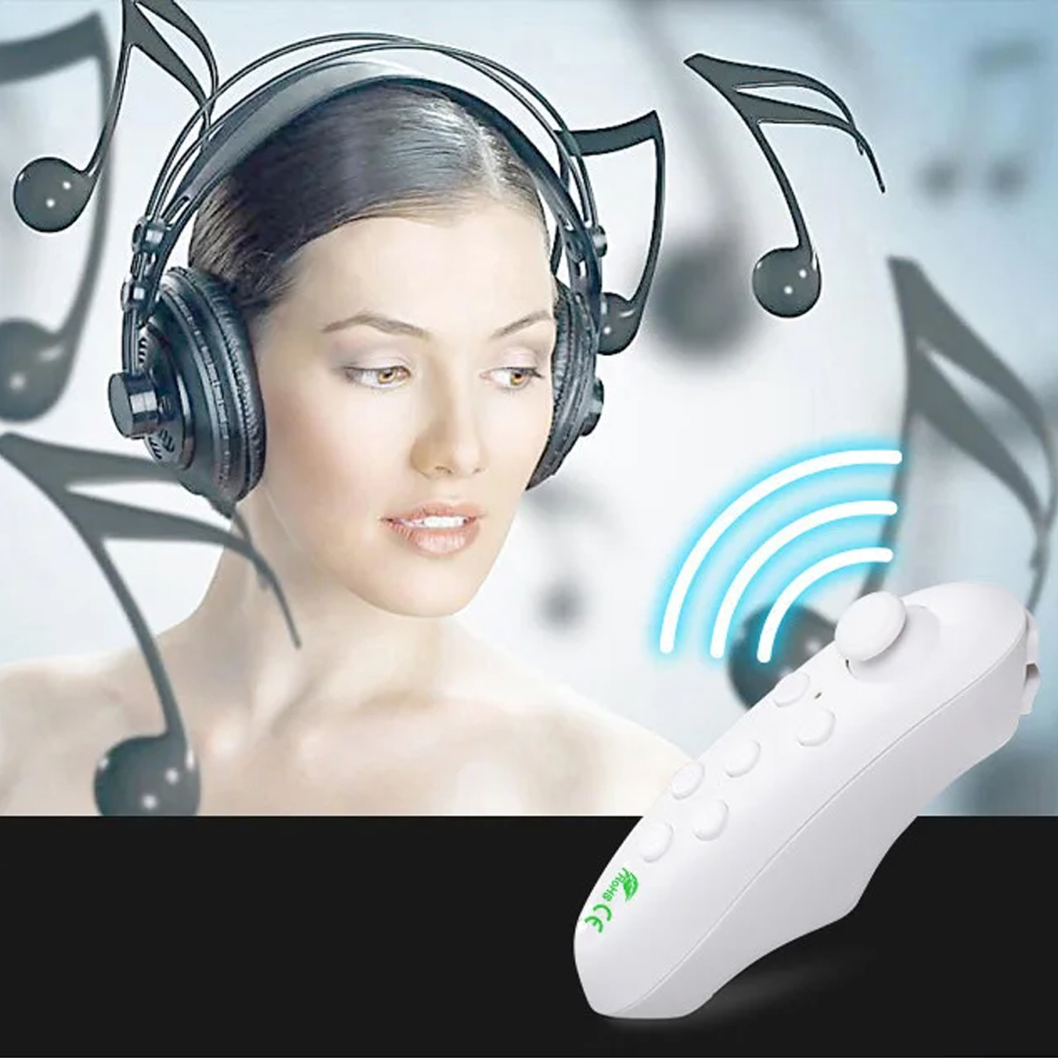 Donna con cuffie, note musicali e controller VR bianco. Bagliore blu dal controller. Sfondo azzurro.