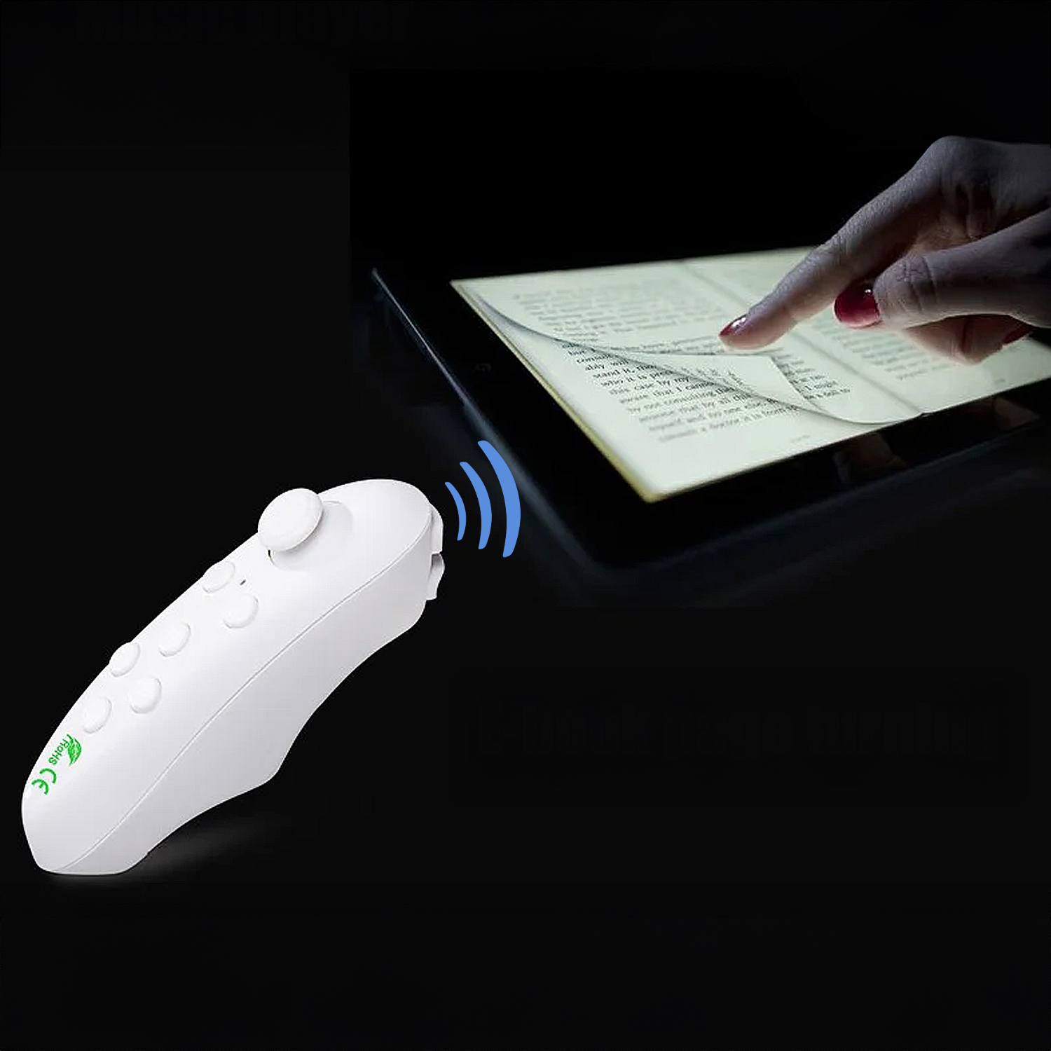 Un telecomando bianco con pulsanti, una mano che tocca lo schermo di un tablet e onde di segnale blu su sfondo nero.