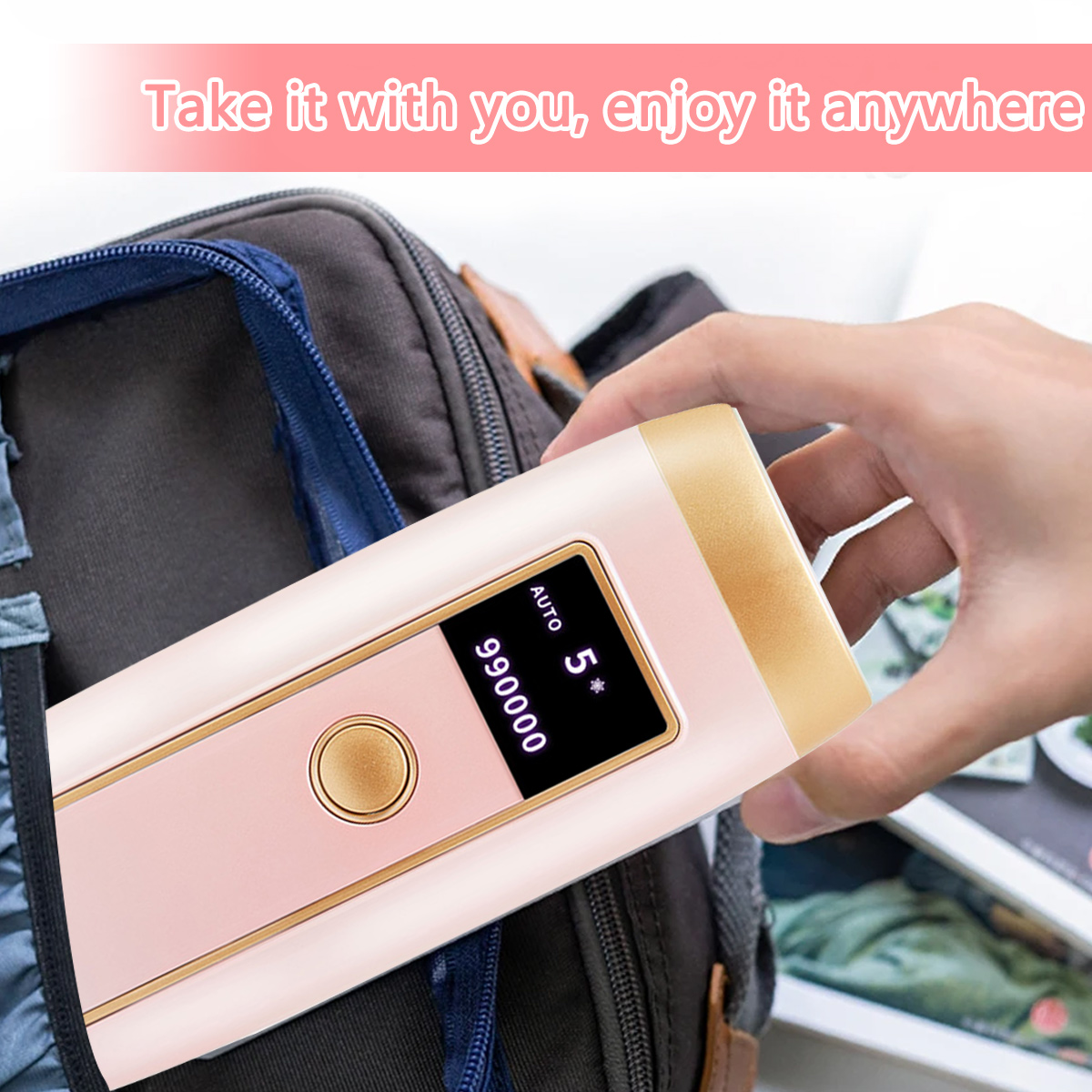 Eine Hand hält ein rosa-goldenes Gerät. Das Gerät hat einen Bildschirm mit Zahlen und eine Taste. Der Hintergrund zeigt eine Tasche.