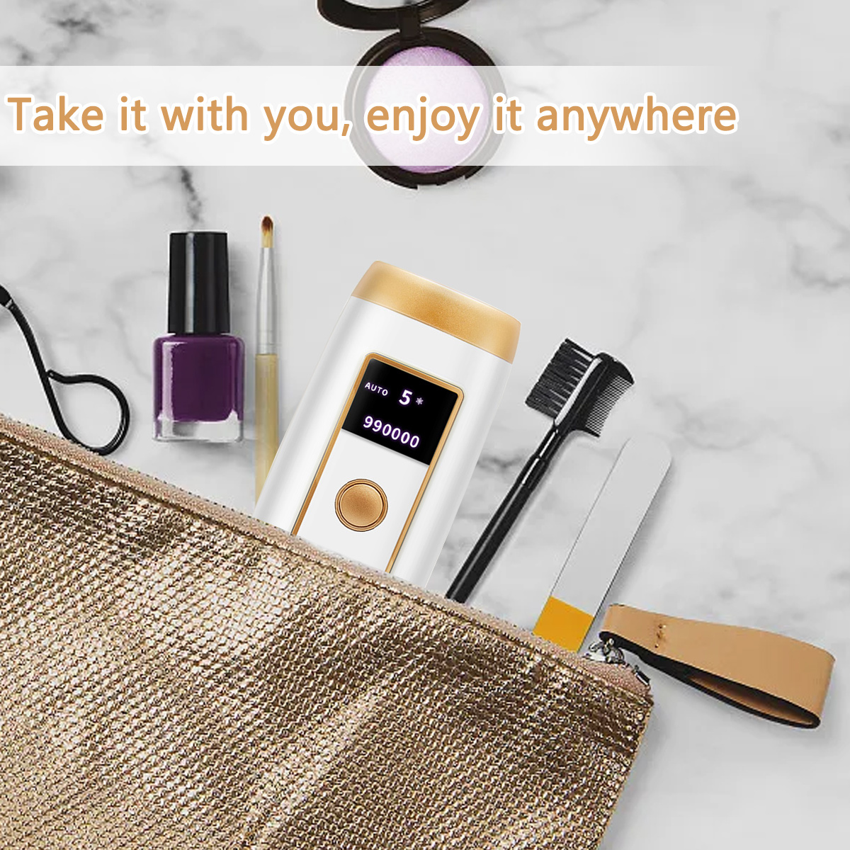 Kosmetika und Beauty-Tools auf Marmor. Enthält Nagellack, Pinsel, Wimpernzange und ein weißes Gerät.