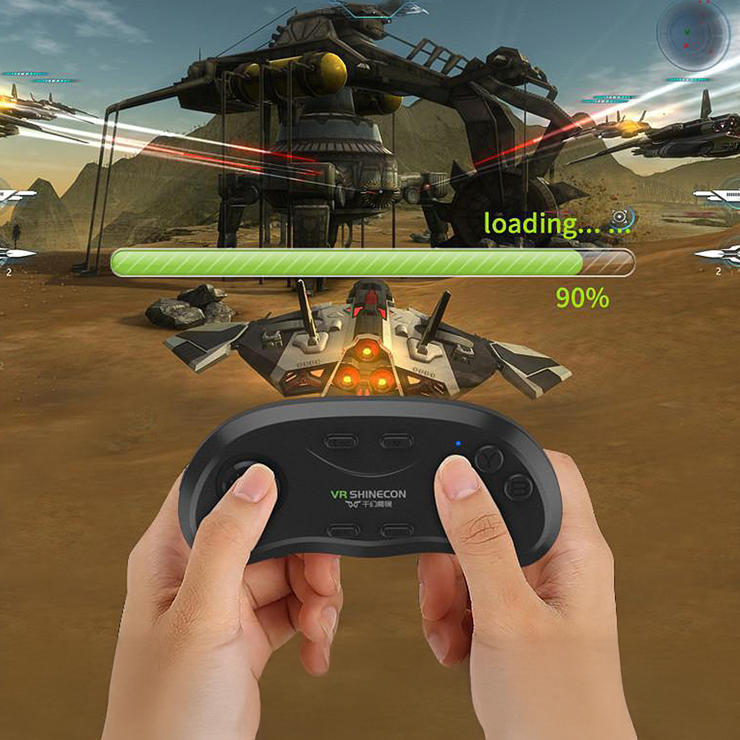 Mani che tengono un controller VR SHINECON. Scena di gioco con aerei, barra di caricamento al 90% e una grande struttura futuristica sullo sfondo.