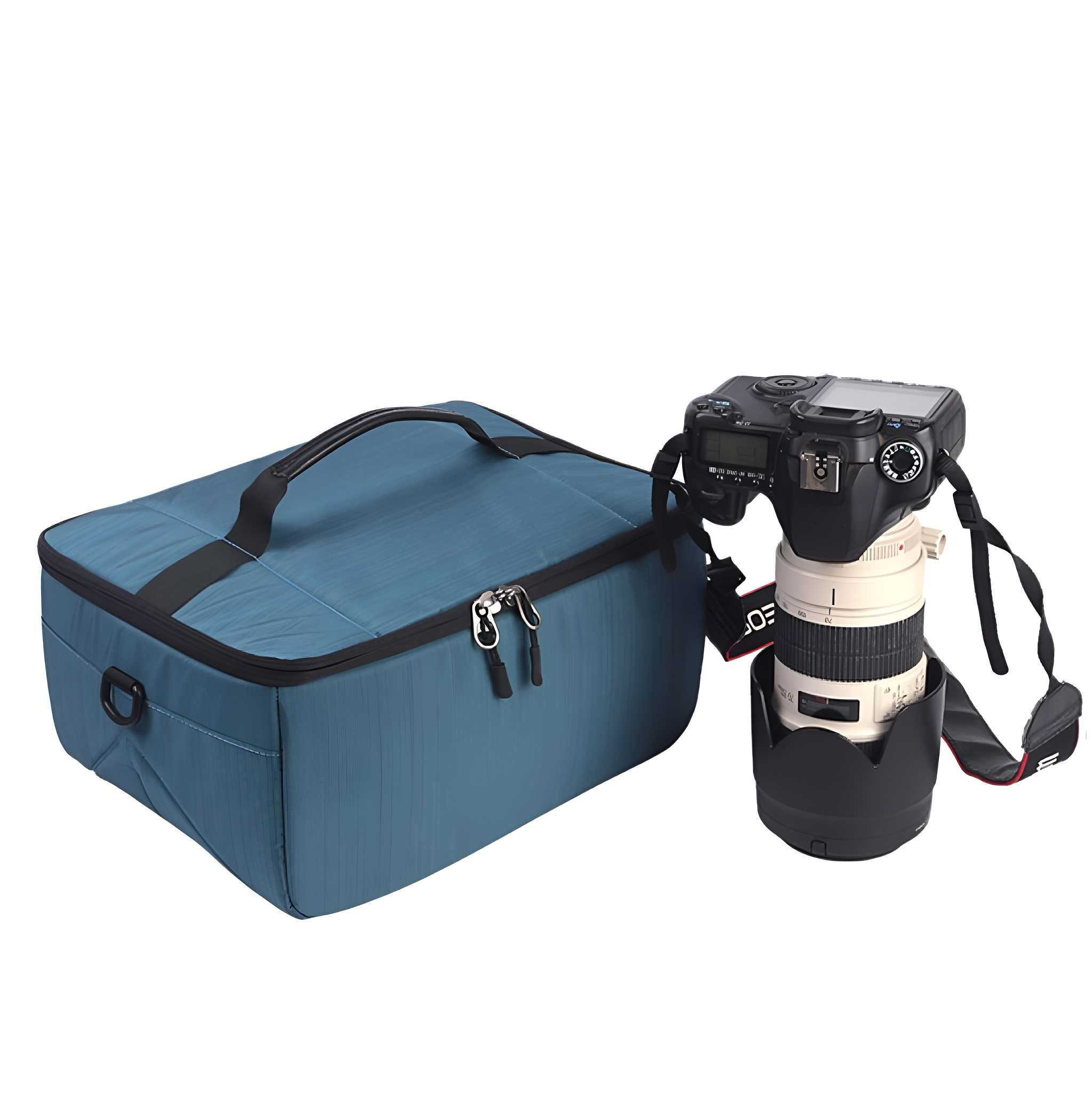 Blaue Kameratasche mit schwarzem Griff und Kamera mit Objektiv. Tasche und Kamera auf weißem Hintergrund.