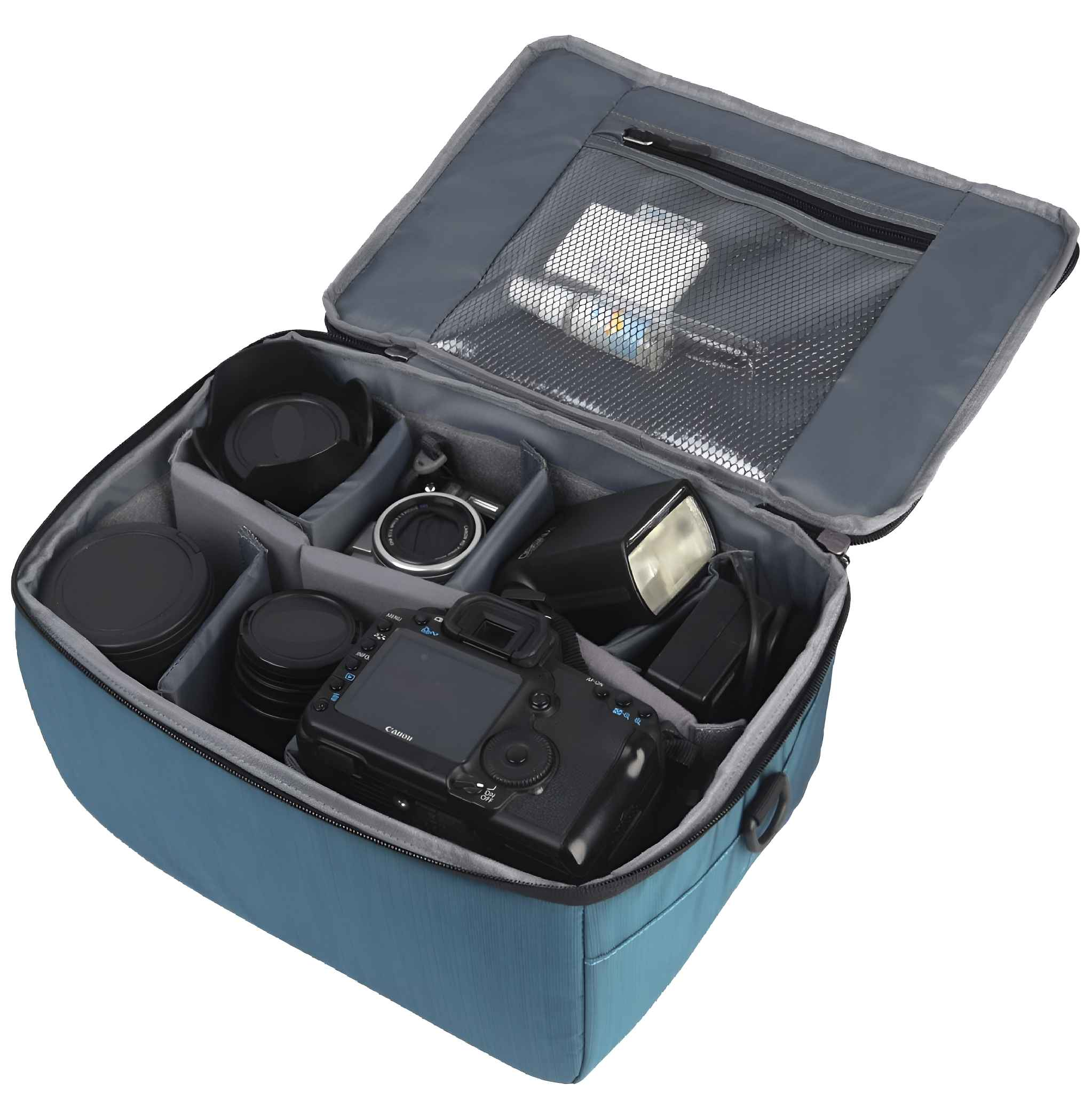 Offene Kameratasche mit Kamera, Objektiven, Blitz und Zubehör. Blaue Tasche mit grauen Trennwänden. Deckel offen.