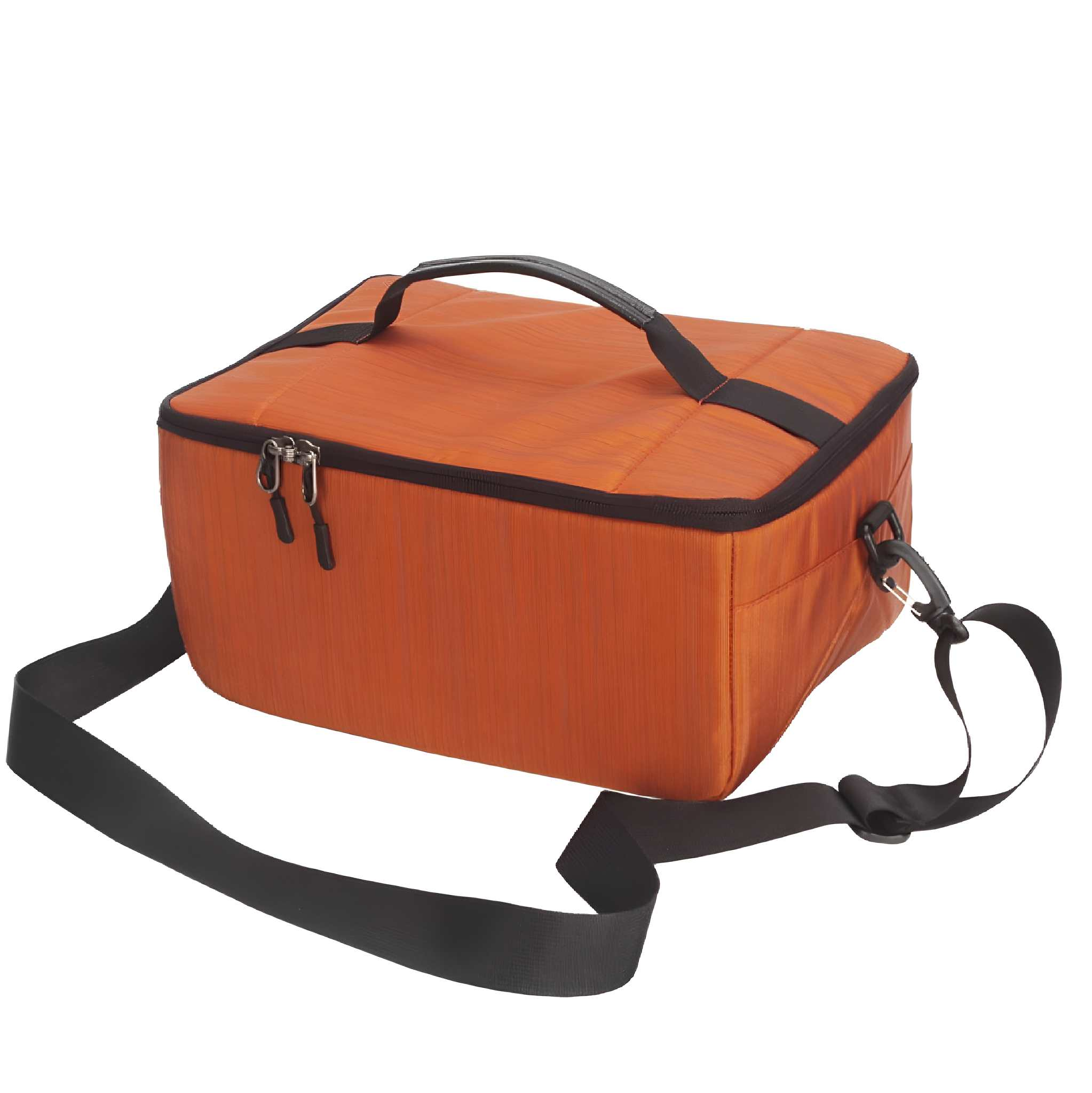 Orangefarbene rechteckige Tasche mit schwarzem Gurt und Griff. Sie hat zwei Reißverschlüsse und eine schwarze Zierleiste.