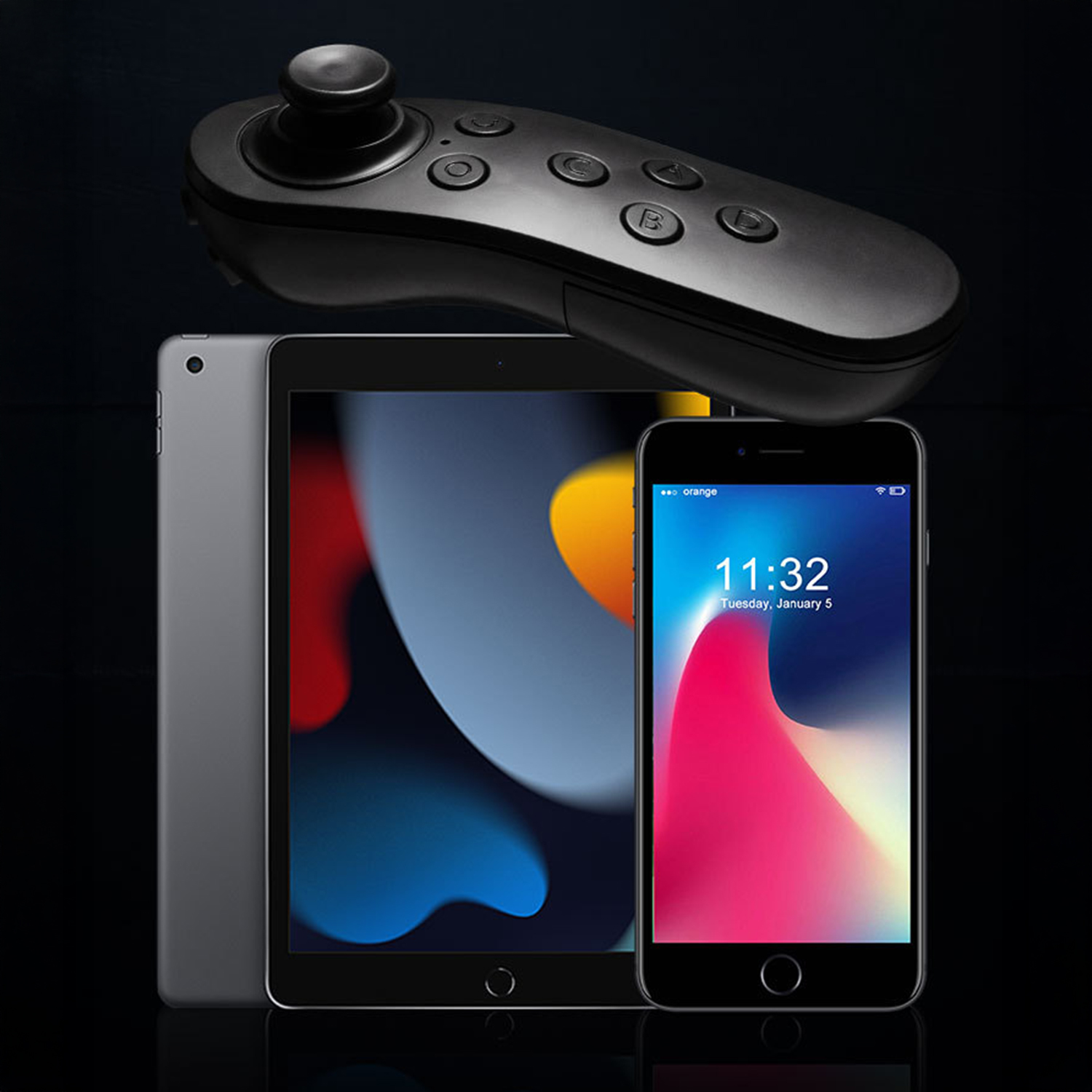 Controller di gioco nero sopra un tablet e un telefono. Il telefono mostra l'ora. Sfondo nero.