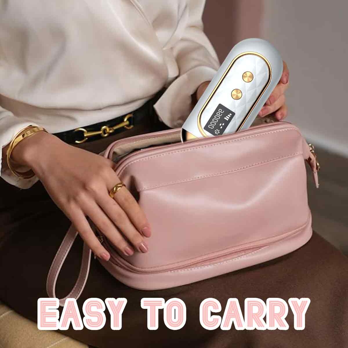 Eine Frau legt ein weißes und goldenes Gerät in eine rosa Tasche. Sie trägt Goldschmuck und ein weißes Hemd. Text: 'EASY TO CARRY'.